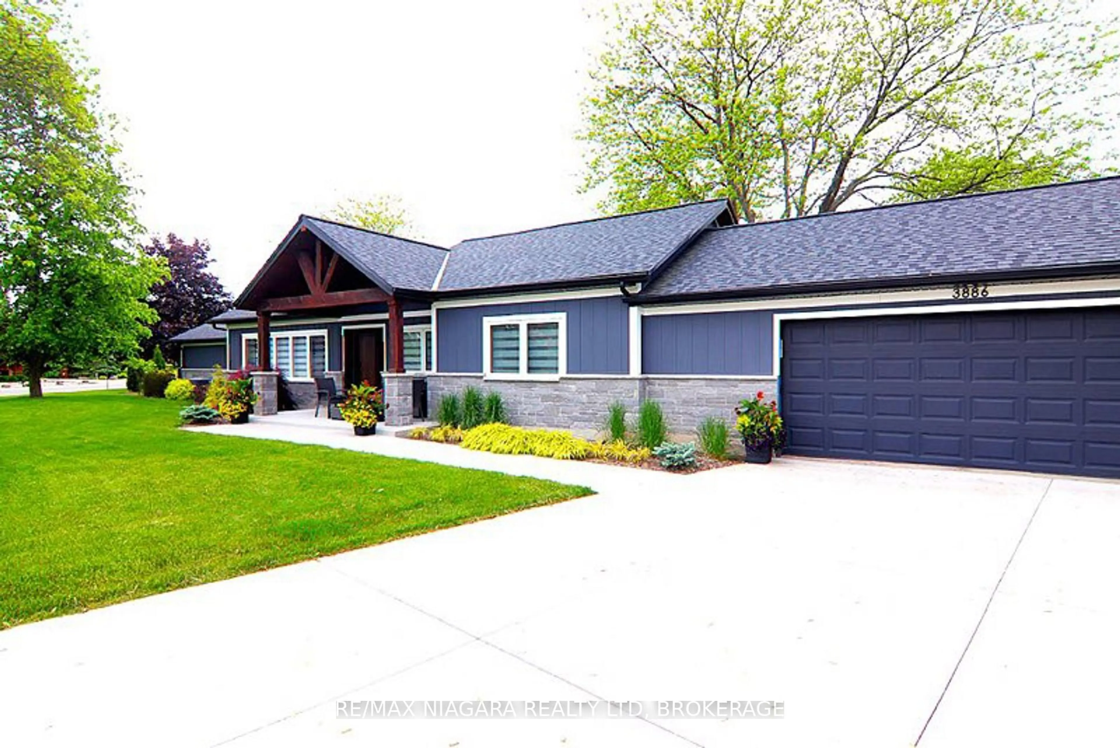 Home with vinyl exterior material, street for 3886 GLENVIEW Dr, Lincoln Ontario L0R 1C0