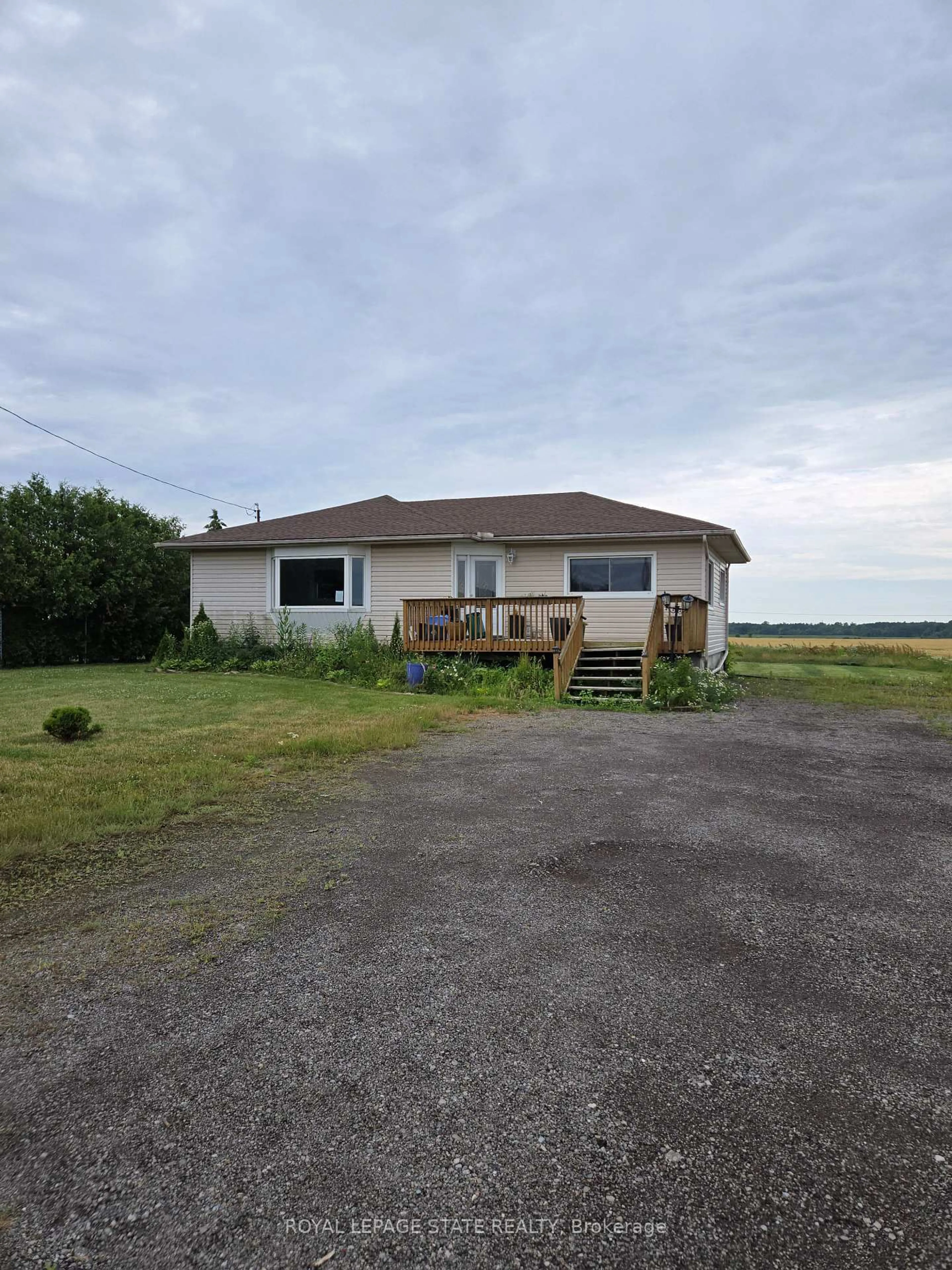 A pic from outside/outdoor area/front of a property/back of a property/a pic from drone, building for 9382 Silver St, West Lincoln Ontario L0R 1E0