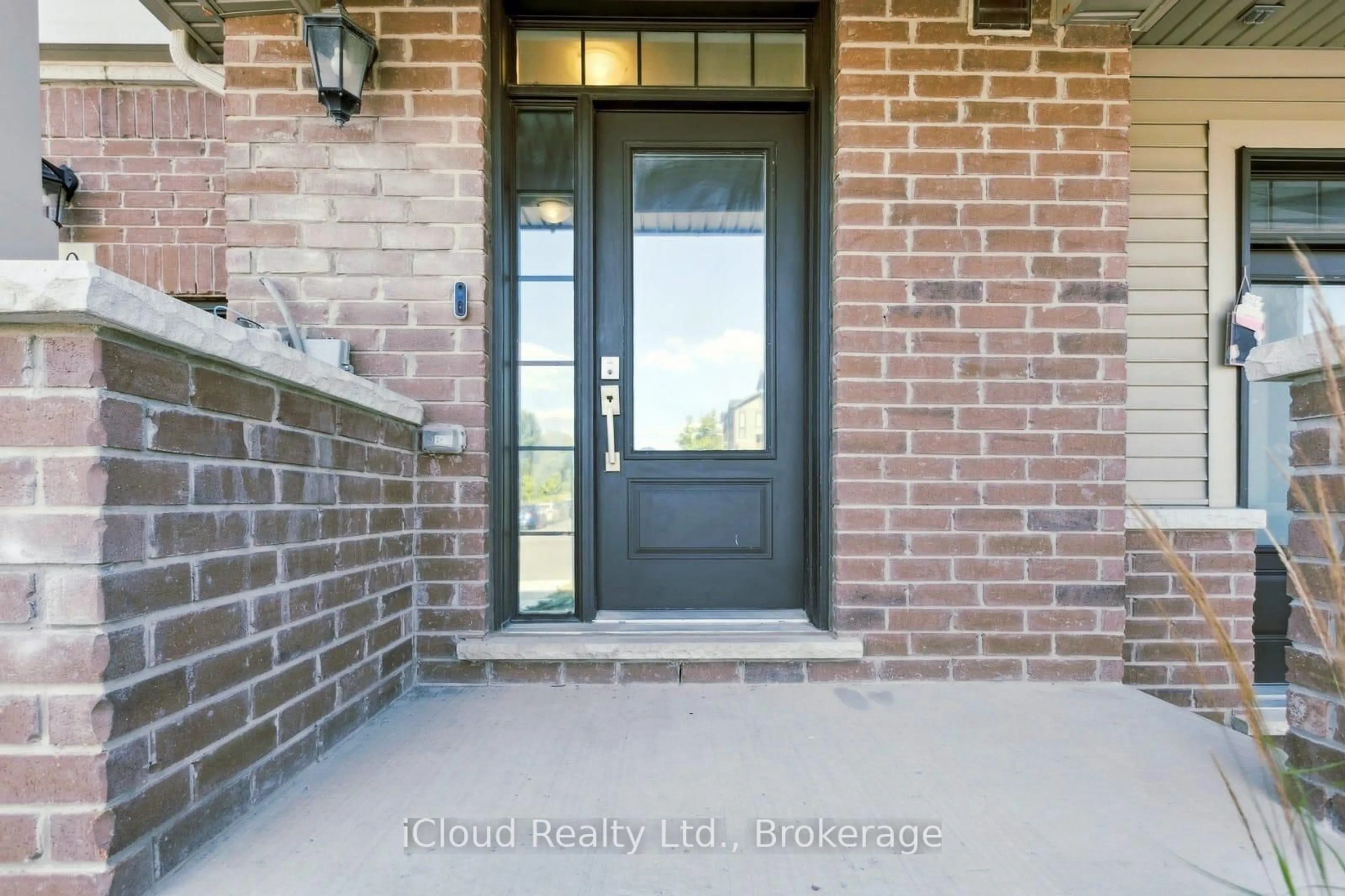 Indoor entryway for 19 Hollywood Crt, Cambridge Ontario N1R 8J8