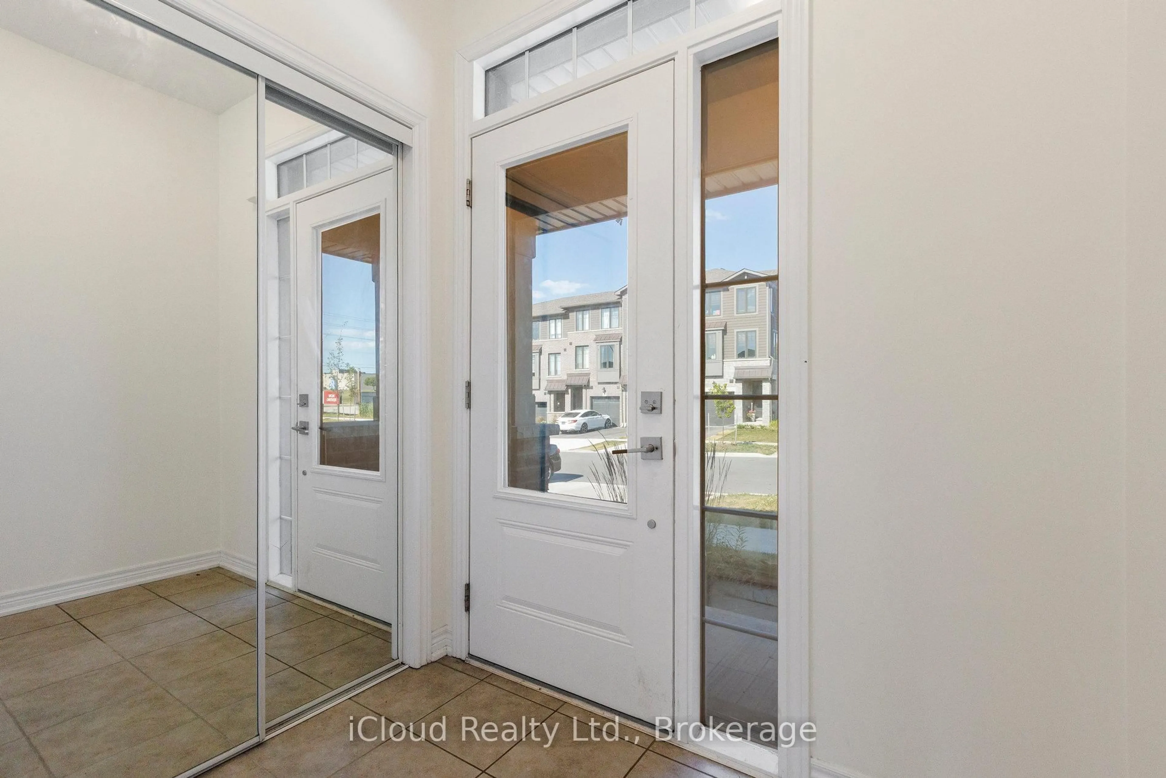 Indoor entryway for 19 Hollywood Crt, Cambridge Ontario N1R 8J8