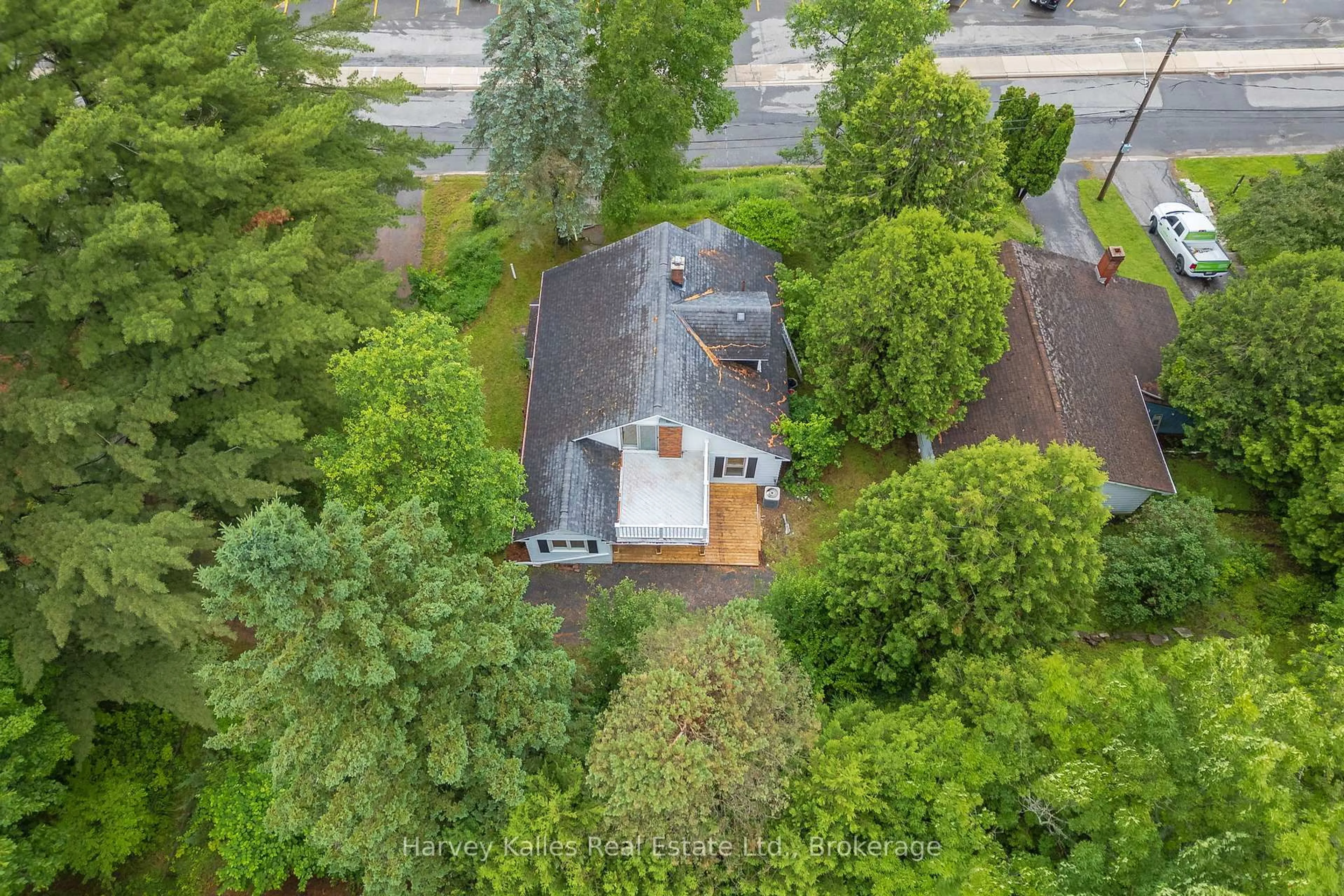 A pic from outside/outdoor area/front of a property/back of a property/a pic from drone, street for 16 Manominee St, Huntsville Ontario P1H 1H2