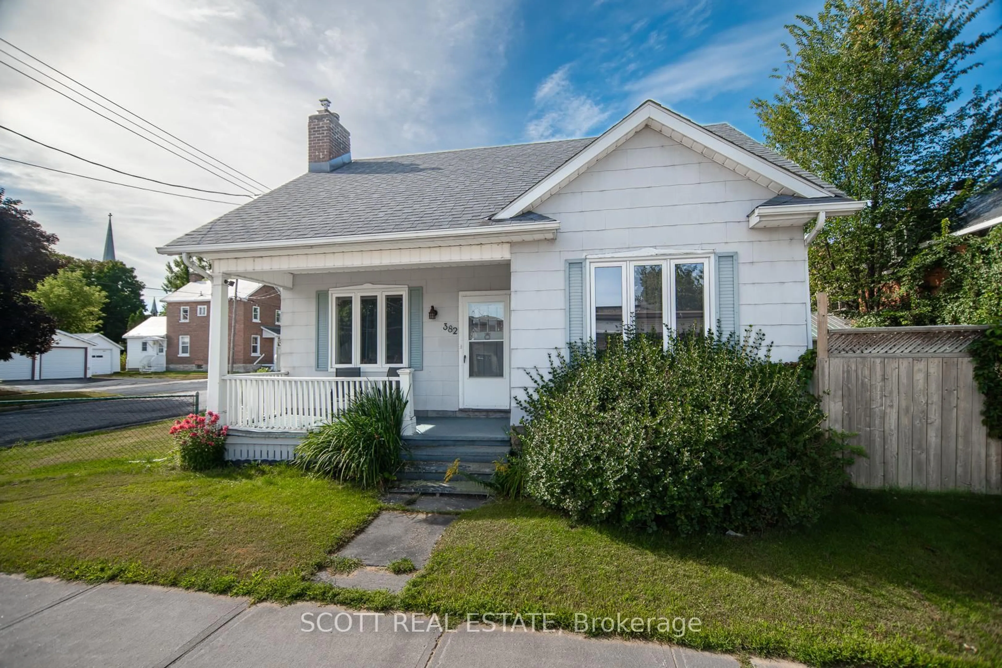 Home with vinyl exterior material, street for 382 Mary St, Pembroke Ontario K8A 5W5