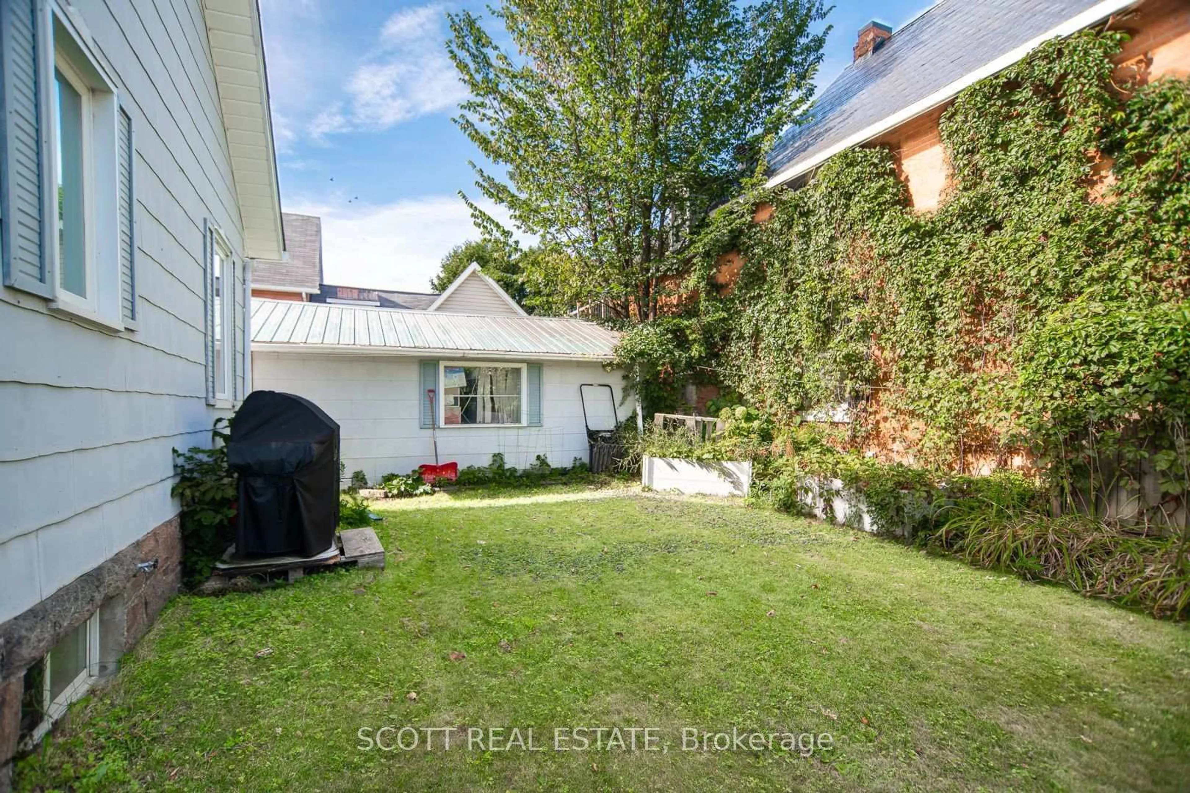 Patio, street for 382 Mary St, Pembroke Ontario K8A 5W5