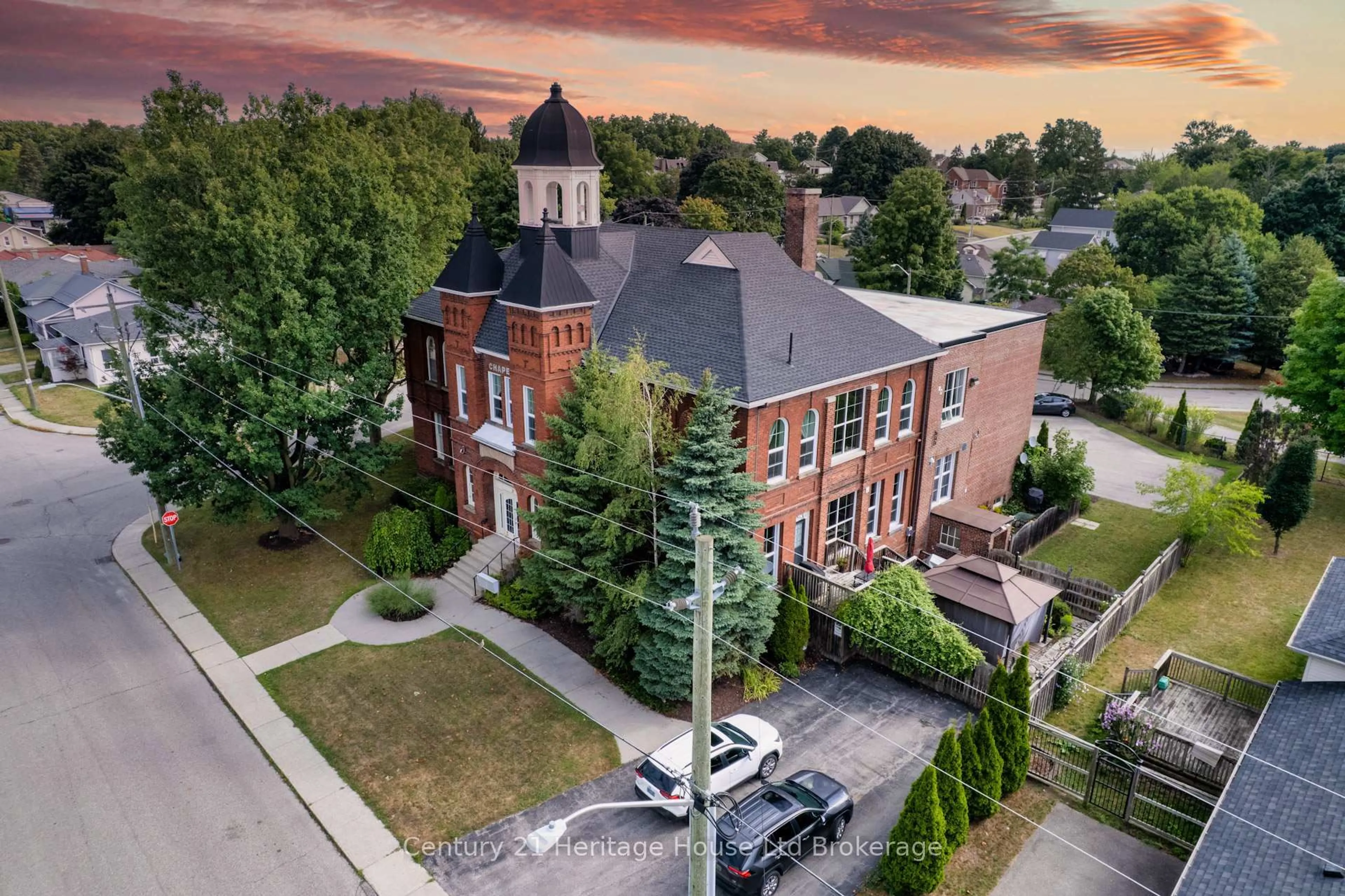A pic from outside/outdoor area/front of a property/back of a property/a pic from drone, building for 27 Chapel St #101, Woodstock Ontario N4S 3R5