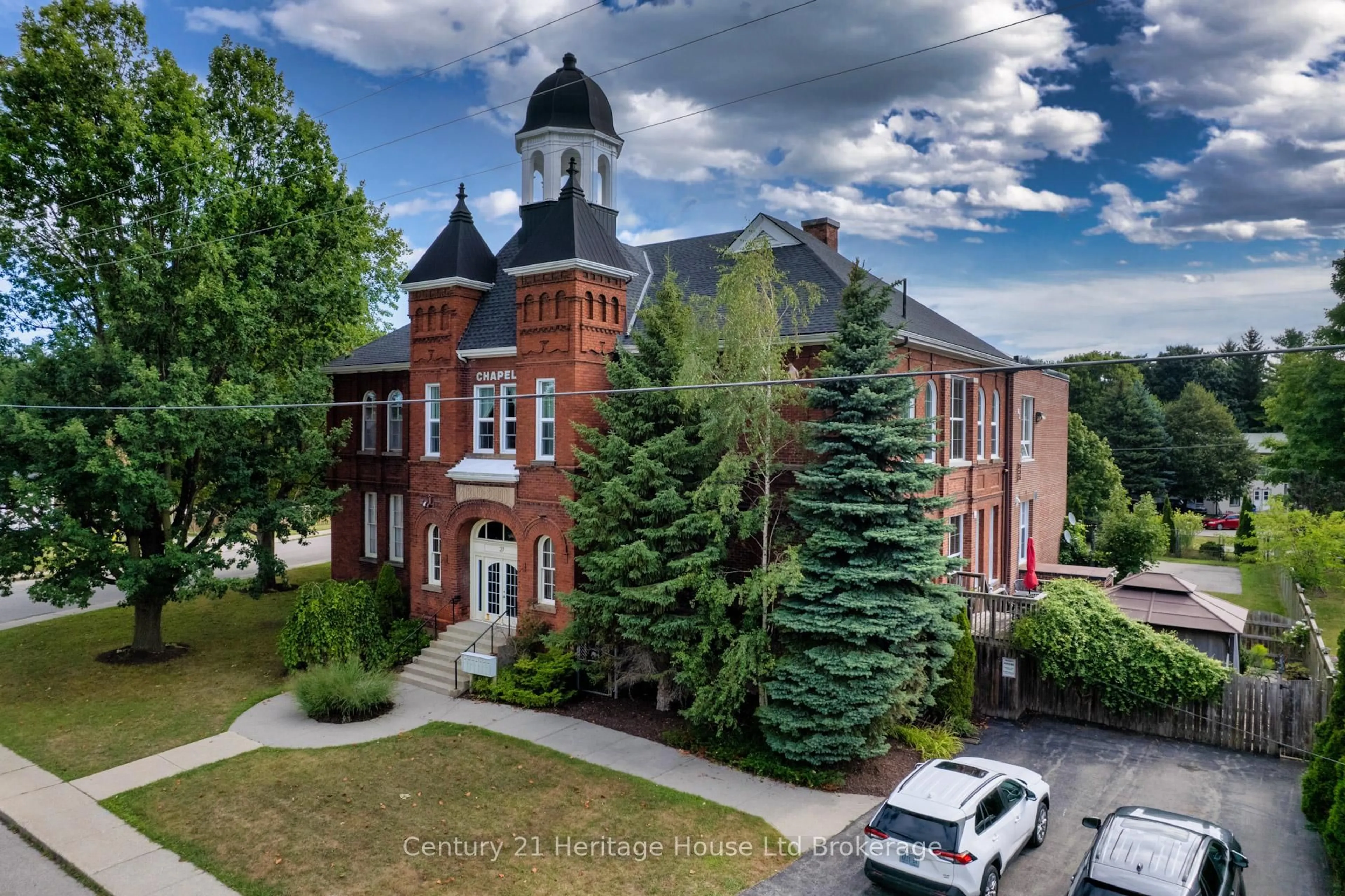A pic from outside/outdoor area/front of a property/back of a property/a pic from drone, unknown for 27 Chapel St #101, Woodstock Ontario N4S 3R5