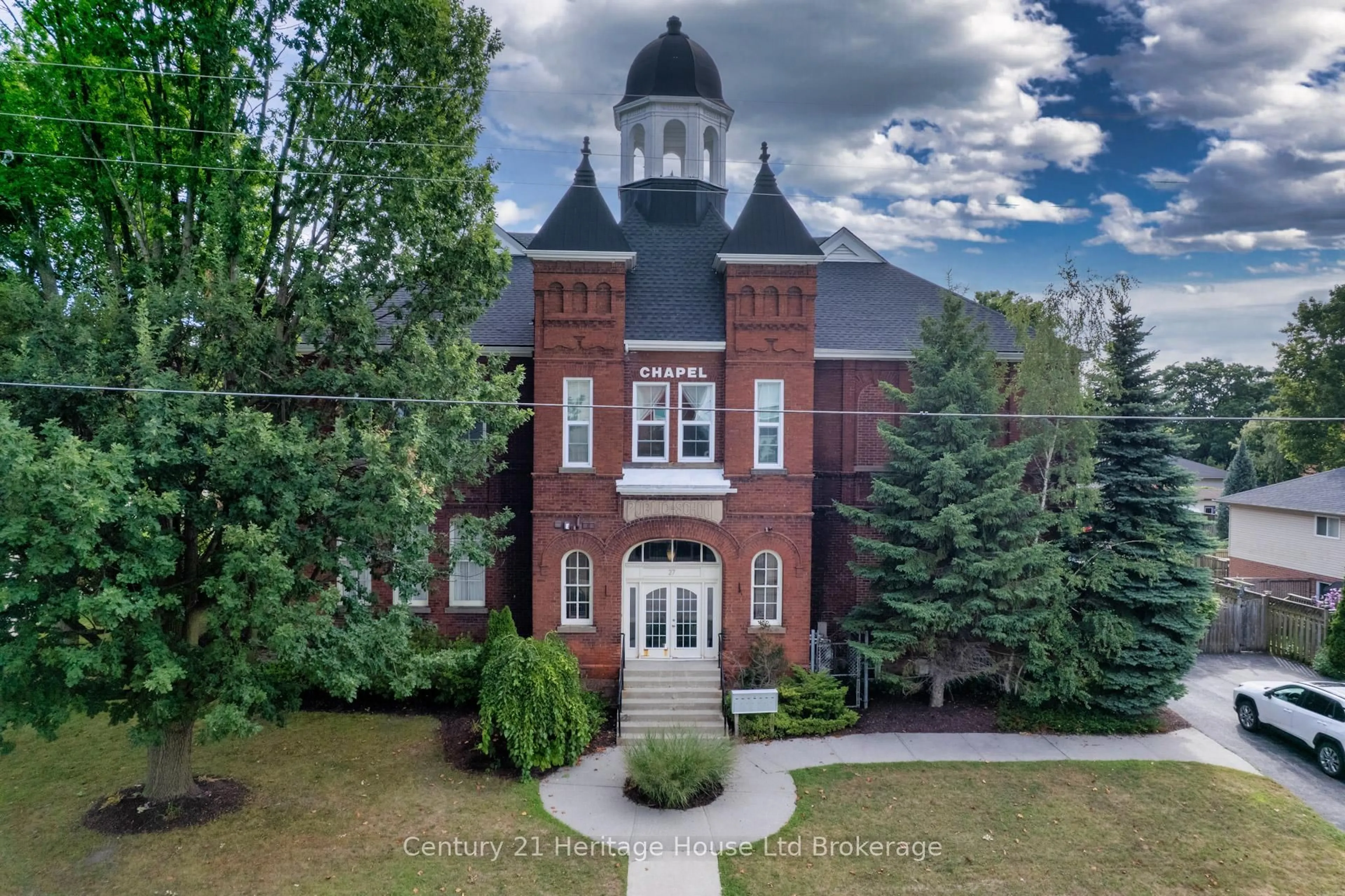 A pic from outside/outdoor area/front of a property/back of a property/a pic from drone, building for 27 Chapel St #101, Woodstock Ontario N4S 3R5