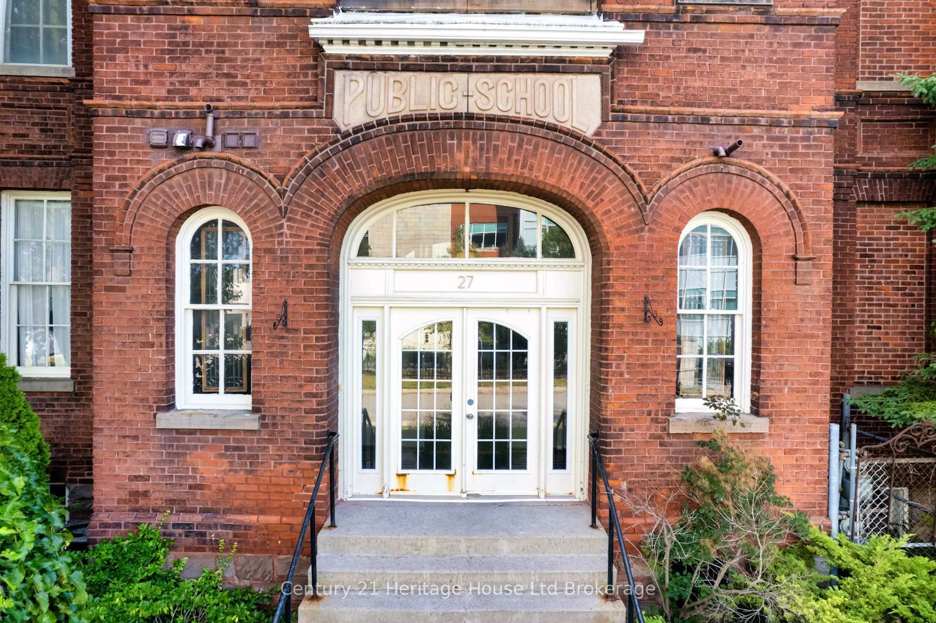 Home with brick exterior material, building for 27 Chapel St #101, Woodstock Ontario N4S 3R5