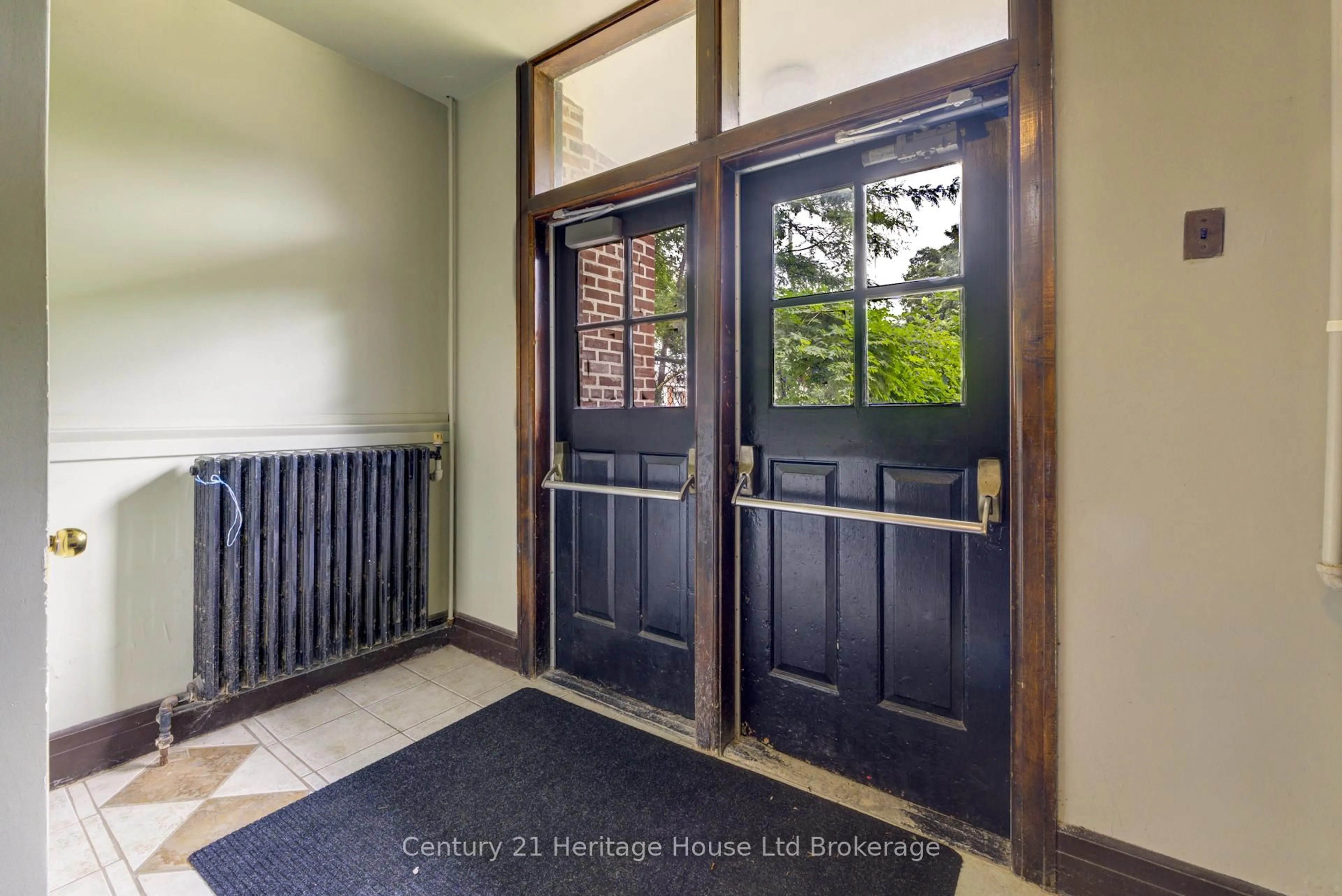 Indoor entryway for 27 Chapel St #101, Woodstock Ontario N4S 3R5