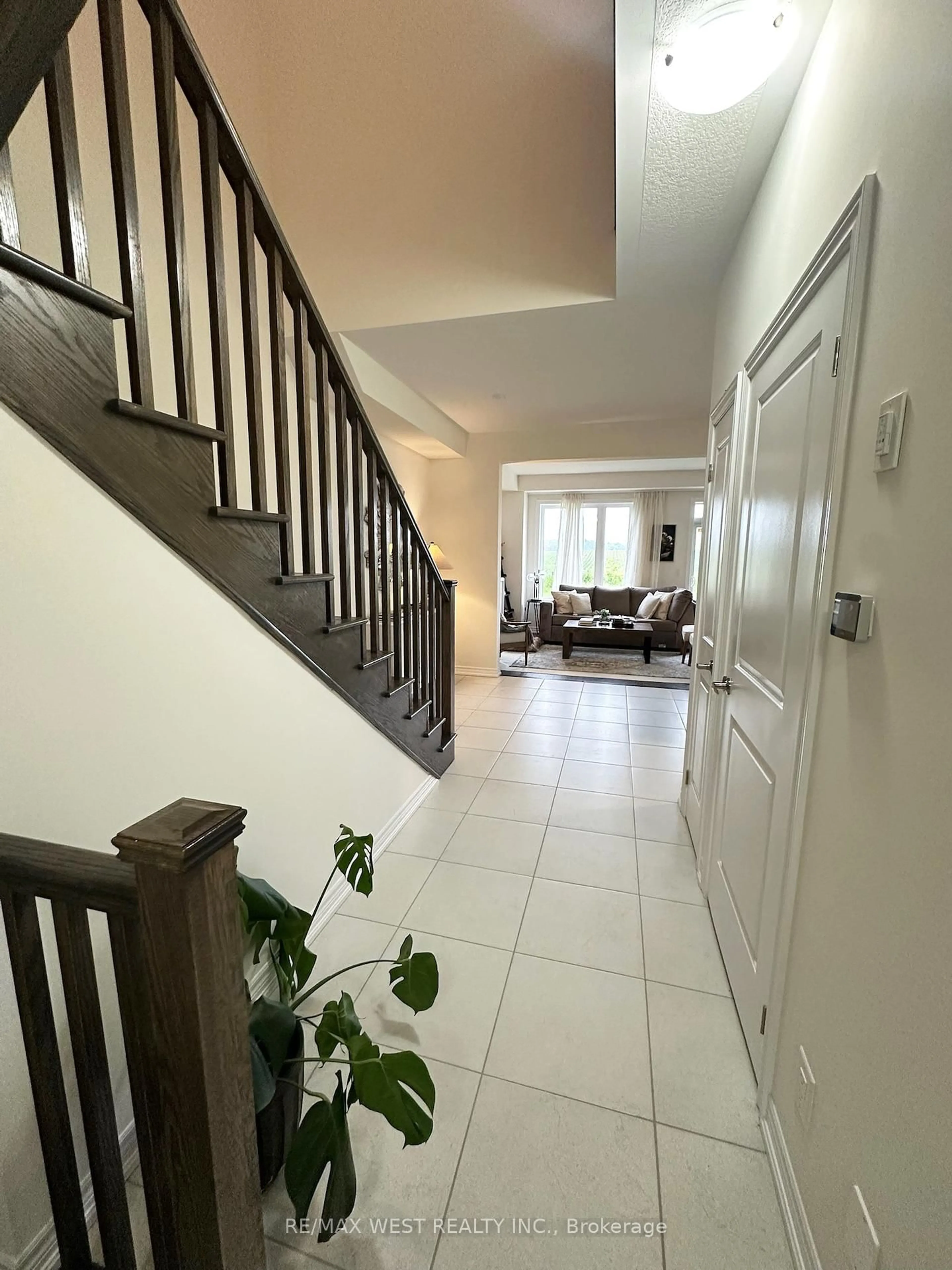 Indoor foyer for 192 broadacre Dr, Kitchener Ontario N0B 2E0