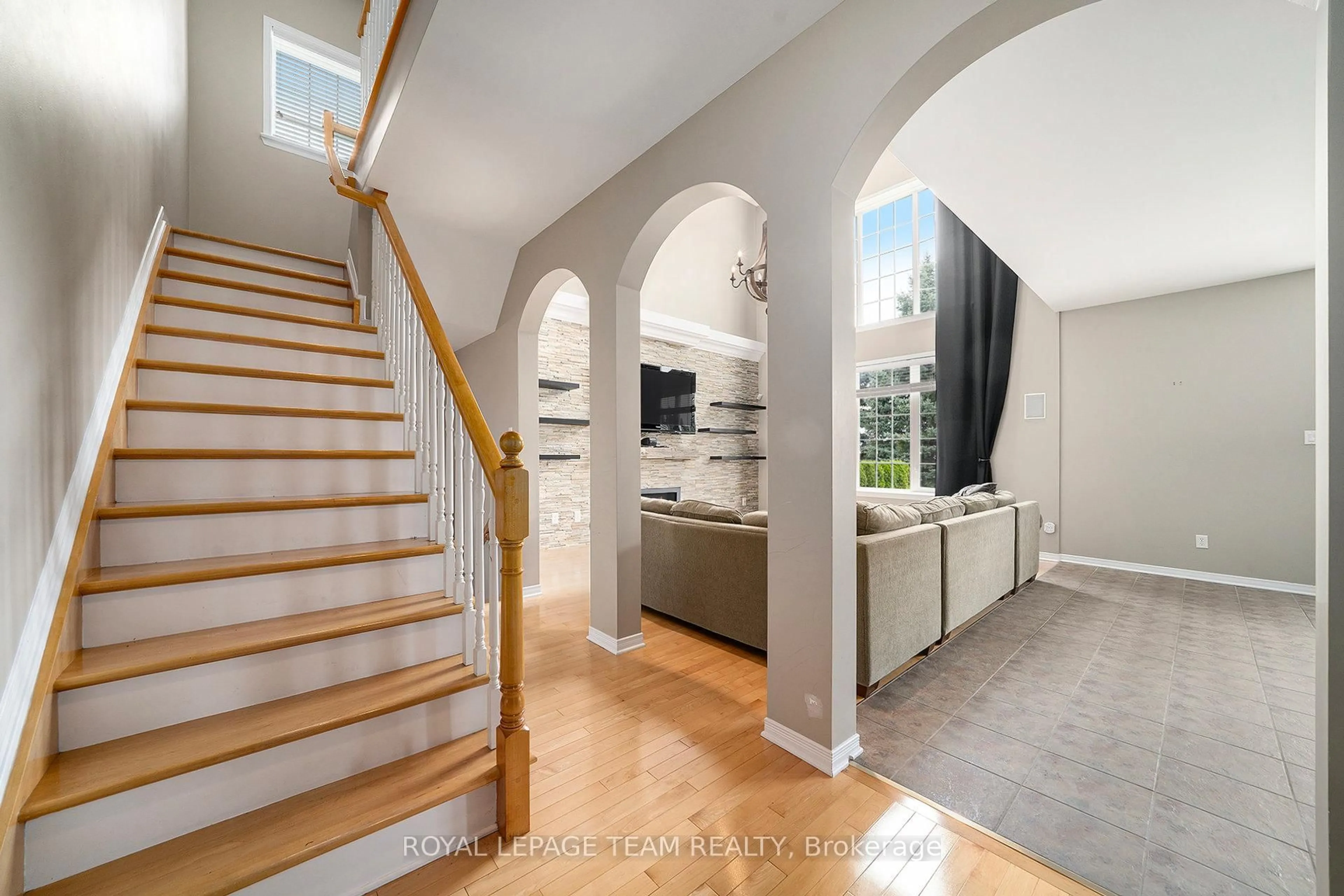 Indoor entryway for 9 Fencerow Way, Nepean Ontario K2J 4X8