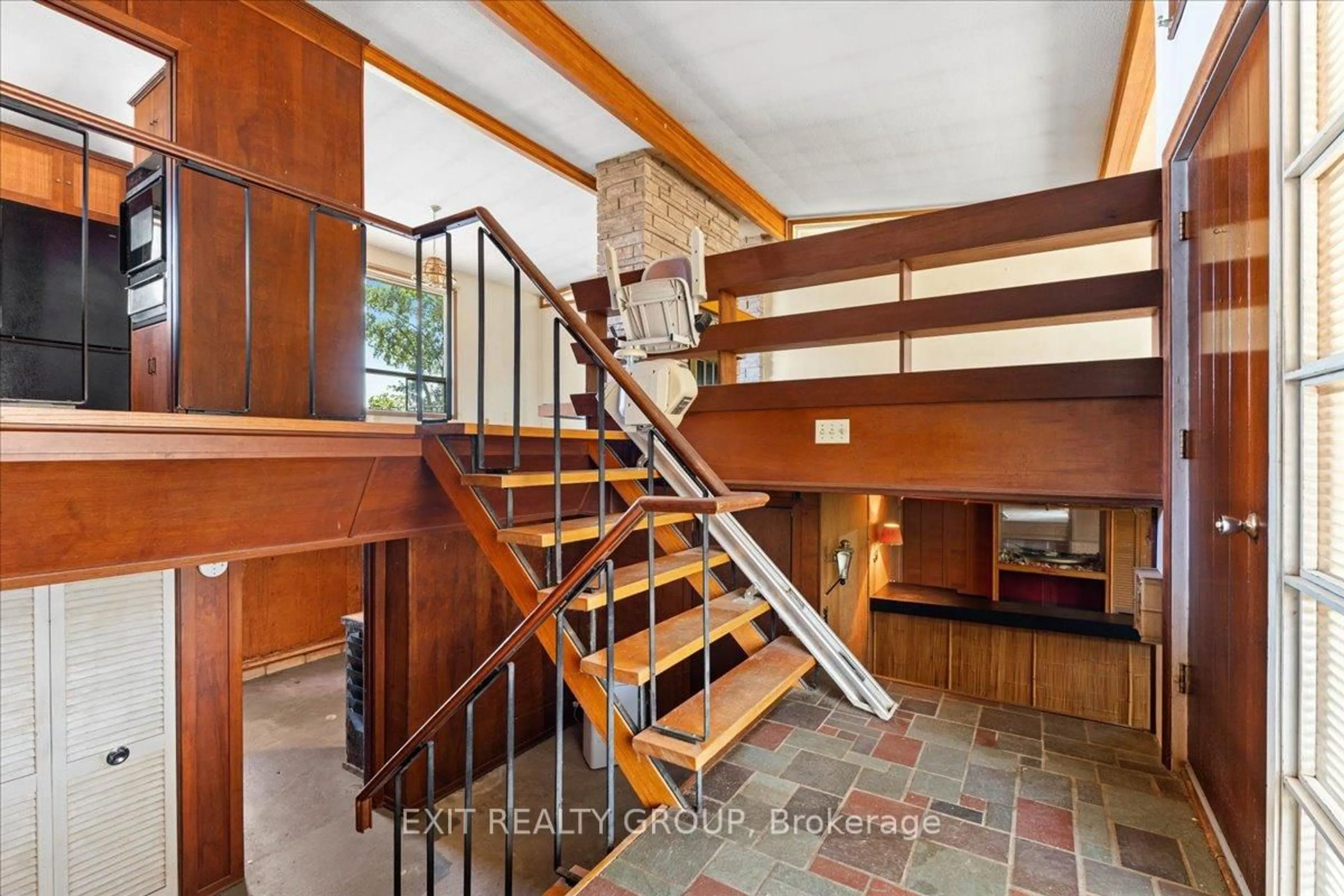 Indoor foyer for 22649 Loyalist Pkwy, Trenton Ontario K8V 5P7