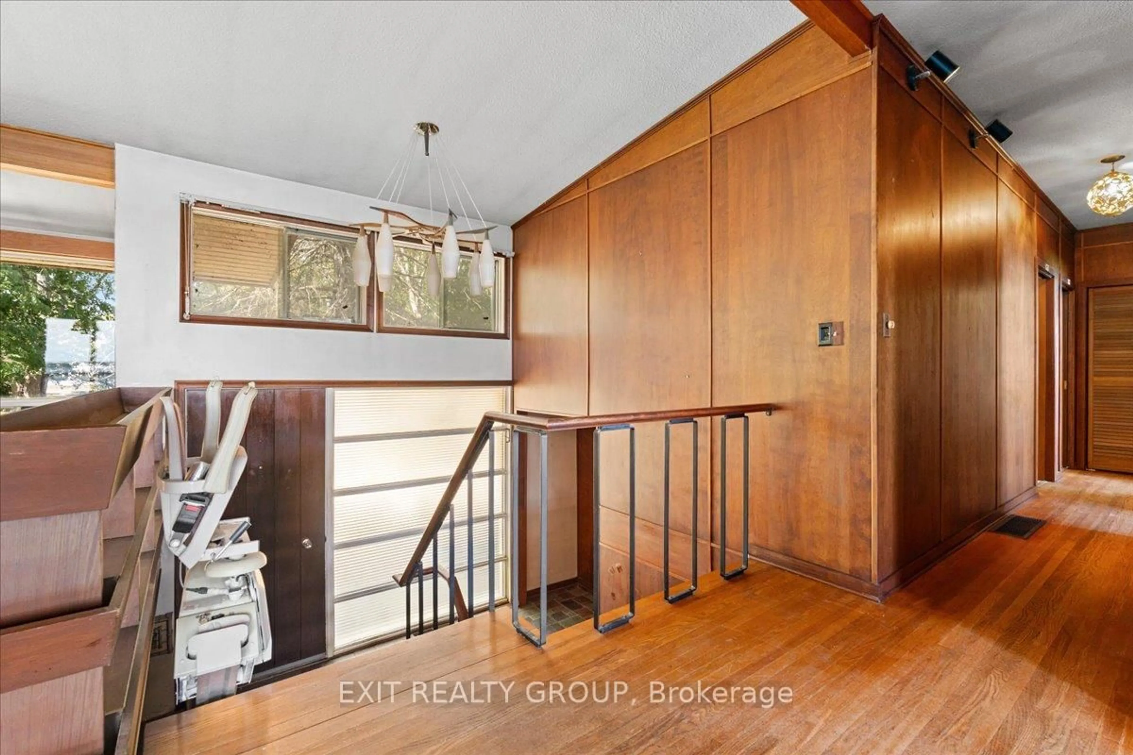 Indoor entryway for 22649 Loyalist Pkwy, Trenton Ontario K8V 5P7