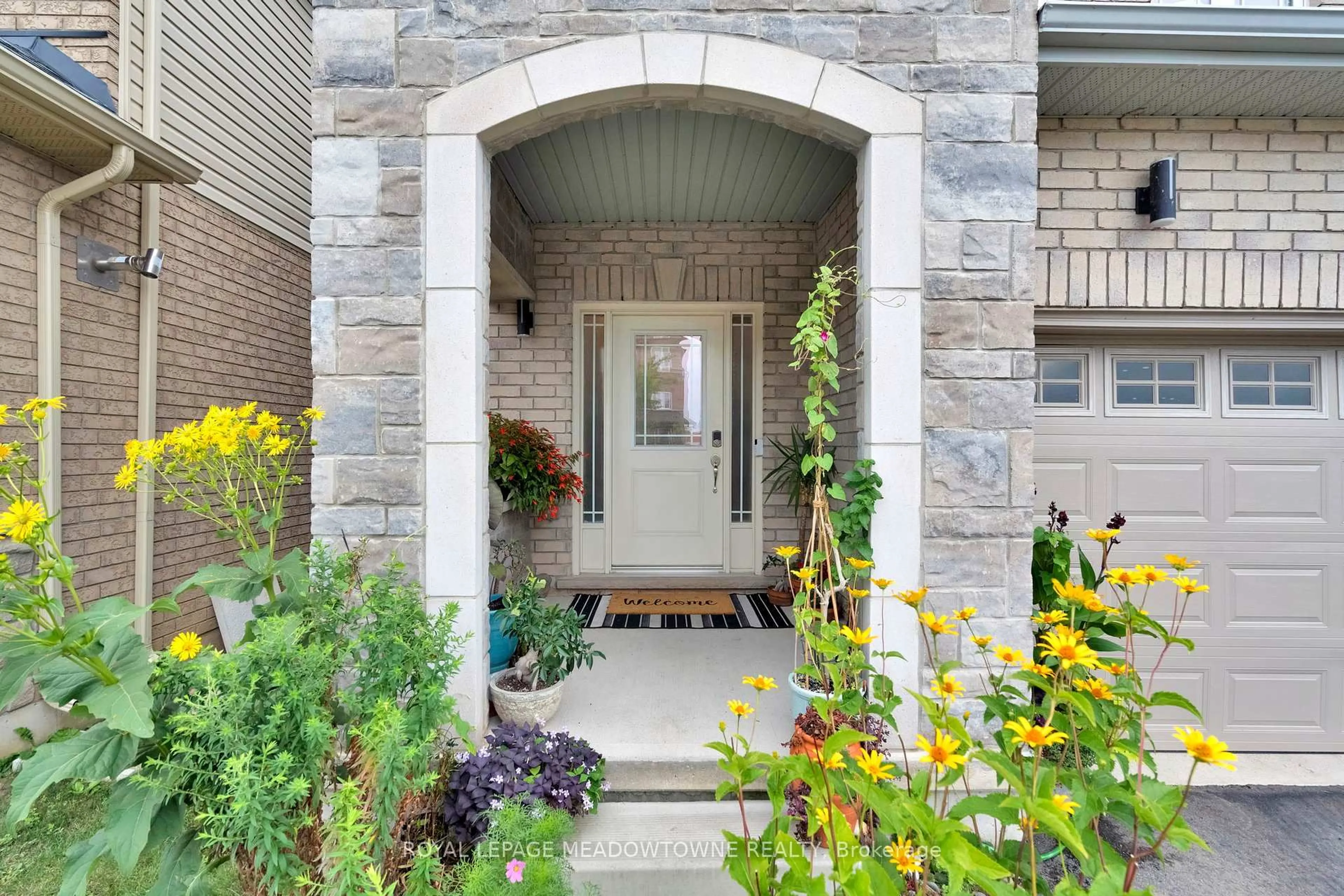 Indoor entryway for 266 Dalgleish Tr, Hamilton Ontario L0R 1P0