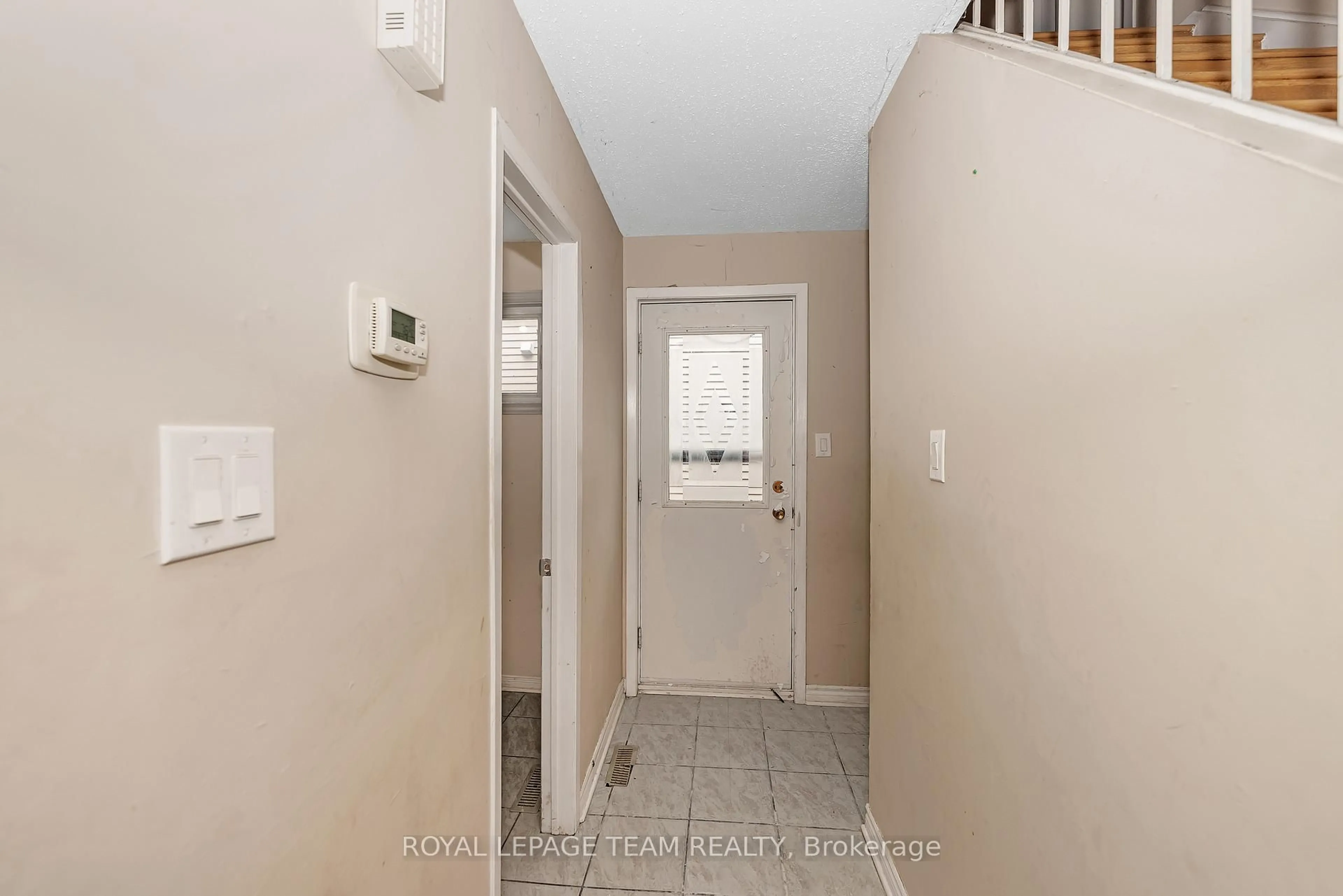 Indoor entryway for 1843 Brousseau Cres, Ottawa Ontario K1C 2Y5