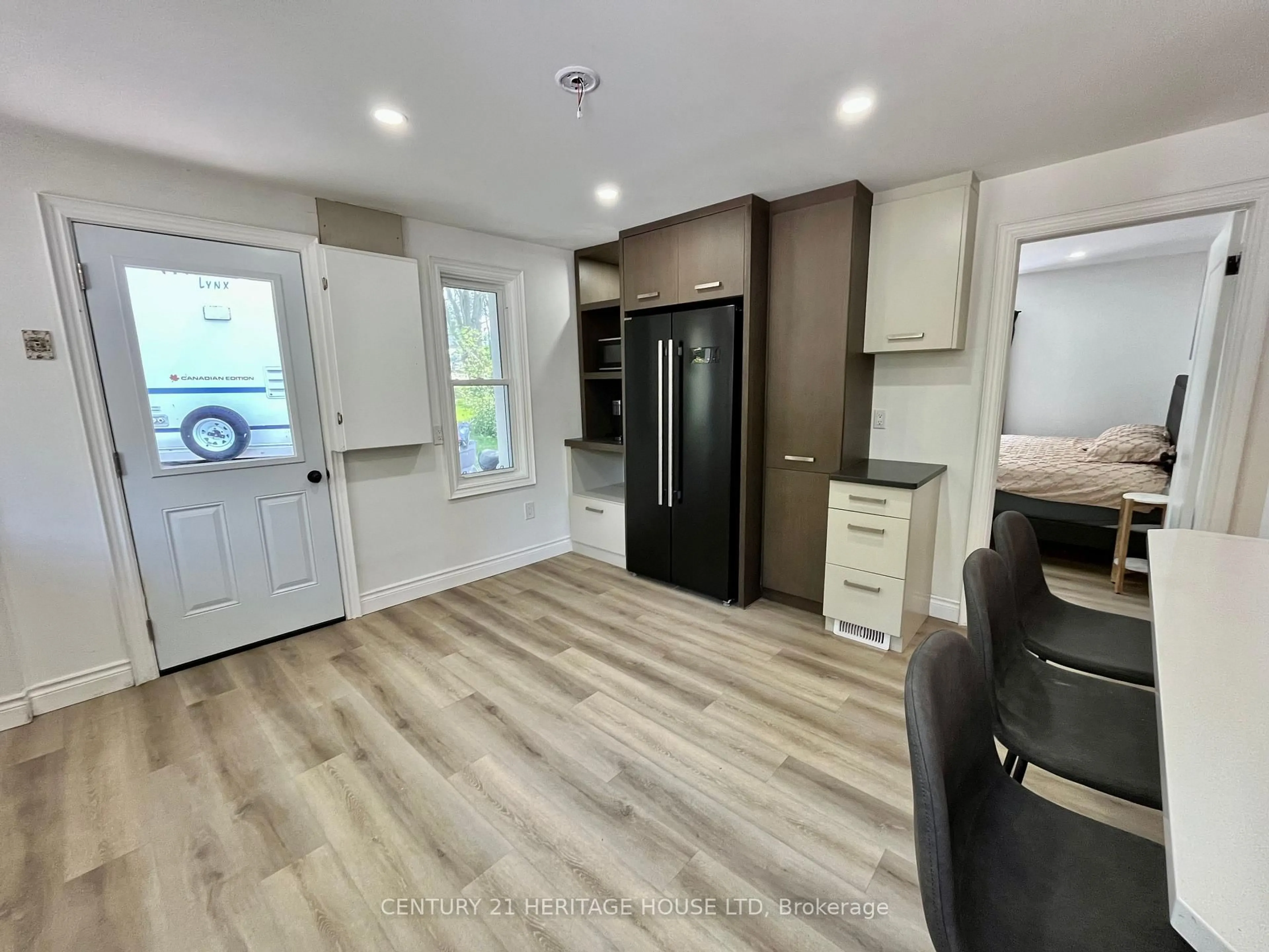 Open concept kitchen, wood/laminate floor for 3490 Waneeta Dr, Malahide Ontario N5H 2R2