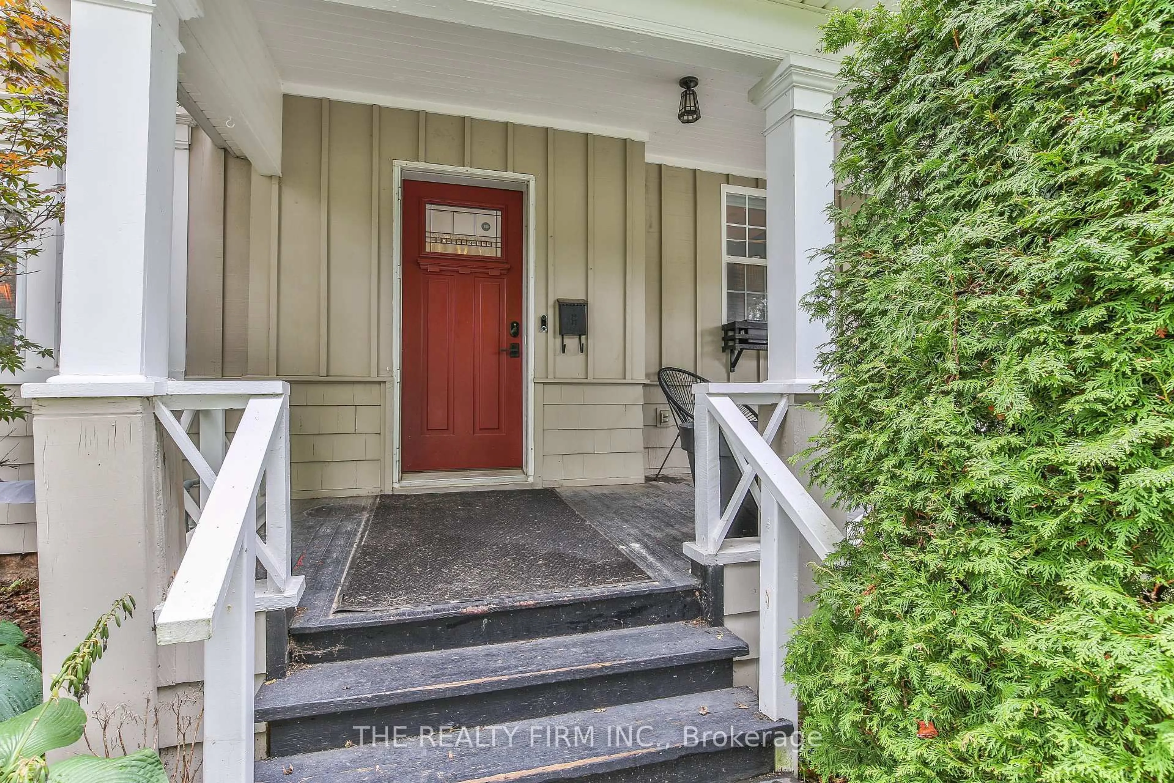 Indoor entryway for 9 East Ave, St. Thomas Ontario N5R 3S9
