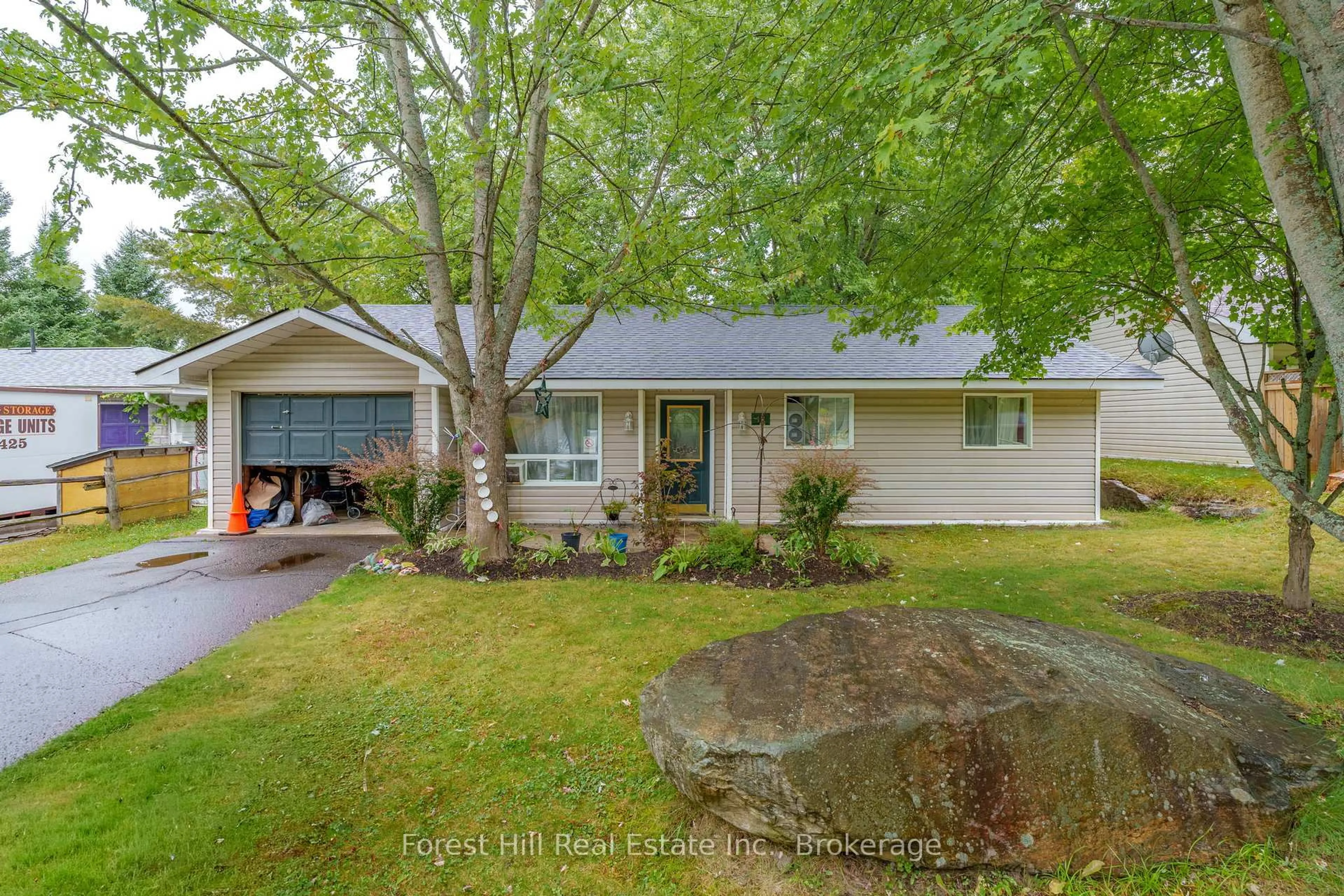 Home with vinyl exterior material, street for 12 Crestview Dr, Huntsville Ontario P1H 1S8