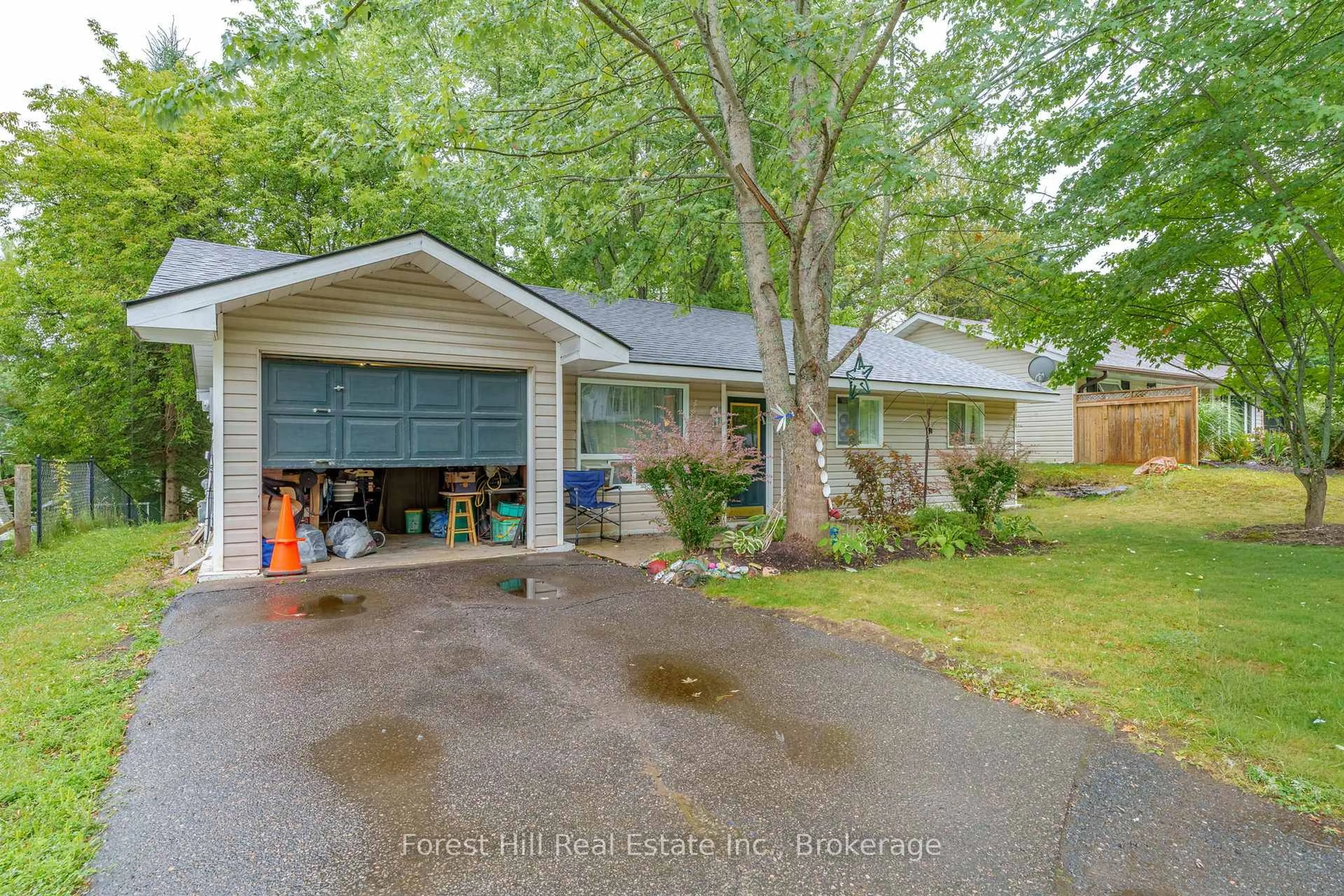 A pic from outside/outdoor area/front of a property/back of a property/a pic from drone, street for 12 Crestview Dr, Huntsville Ontario P1H 1S8