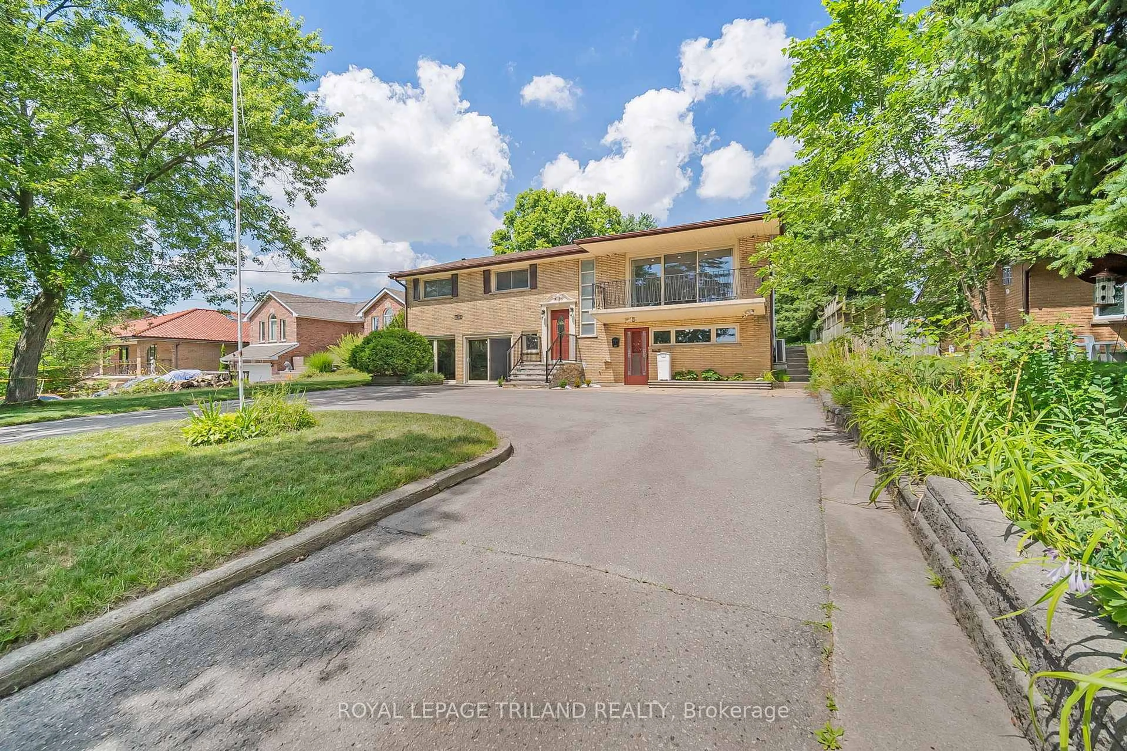 A pic from outside/outdoor area/front of a property/back of a property/a pic from drone, street for 1210 Hamilton Rd, London East Ontario N5W 1A9