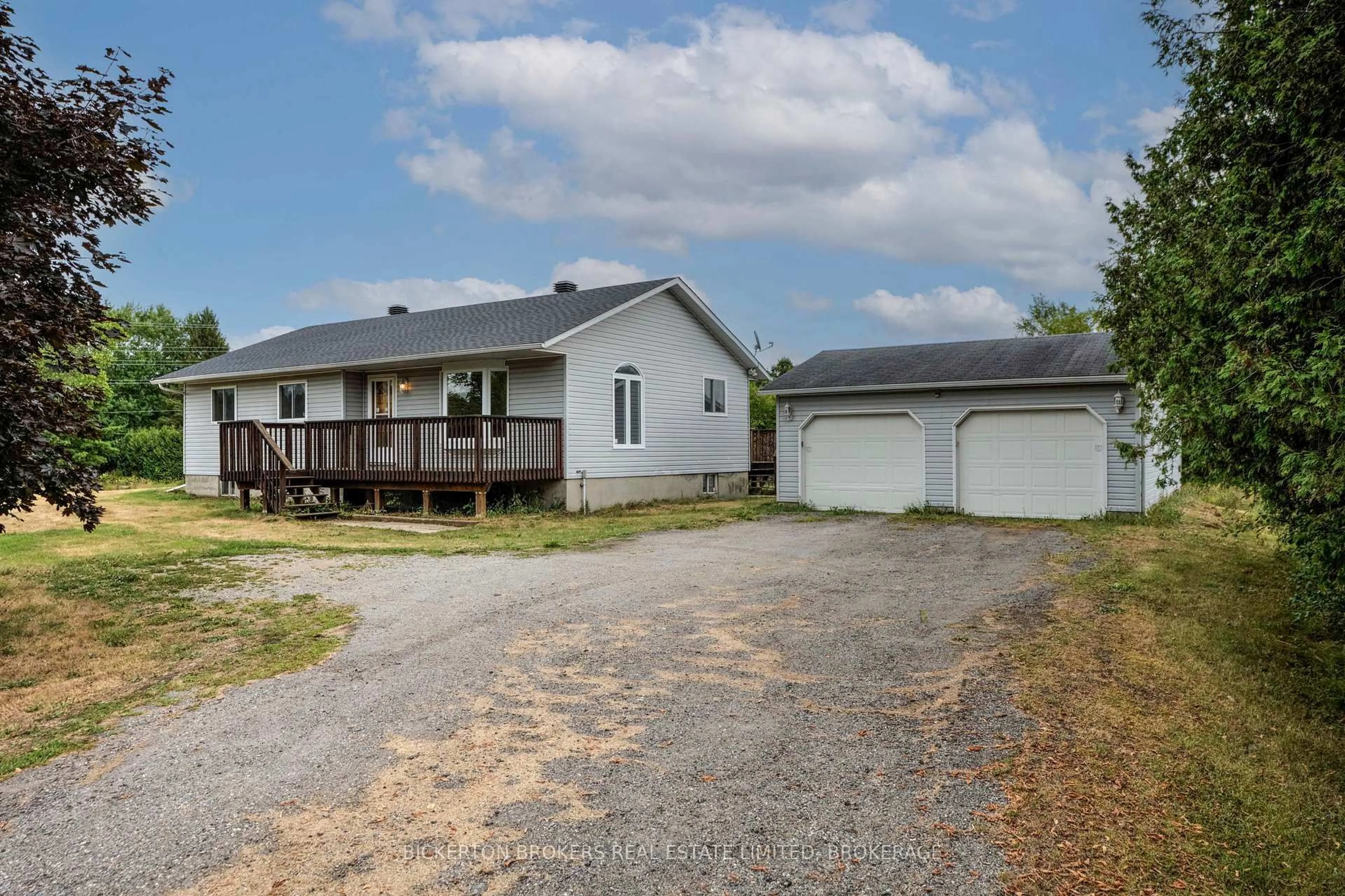 A pic from outside/outdoor area/front of a property/back of a property/a pic from drone, unknown for 1425 County 2 Rd, Leeds and the Thousand Islands Ontario K0E 1R0