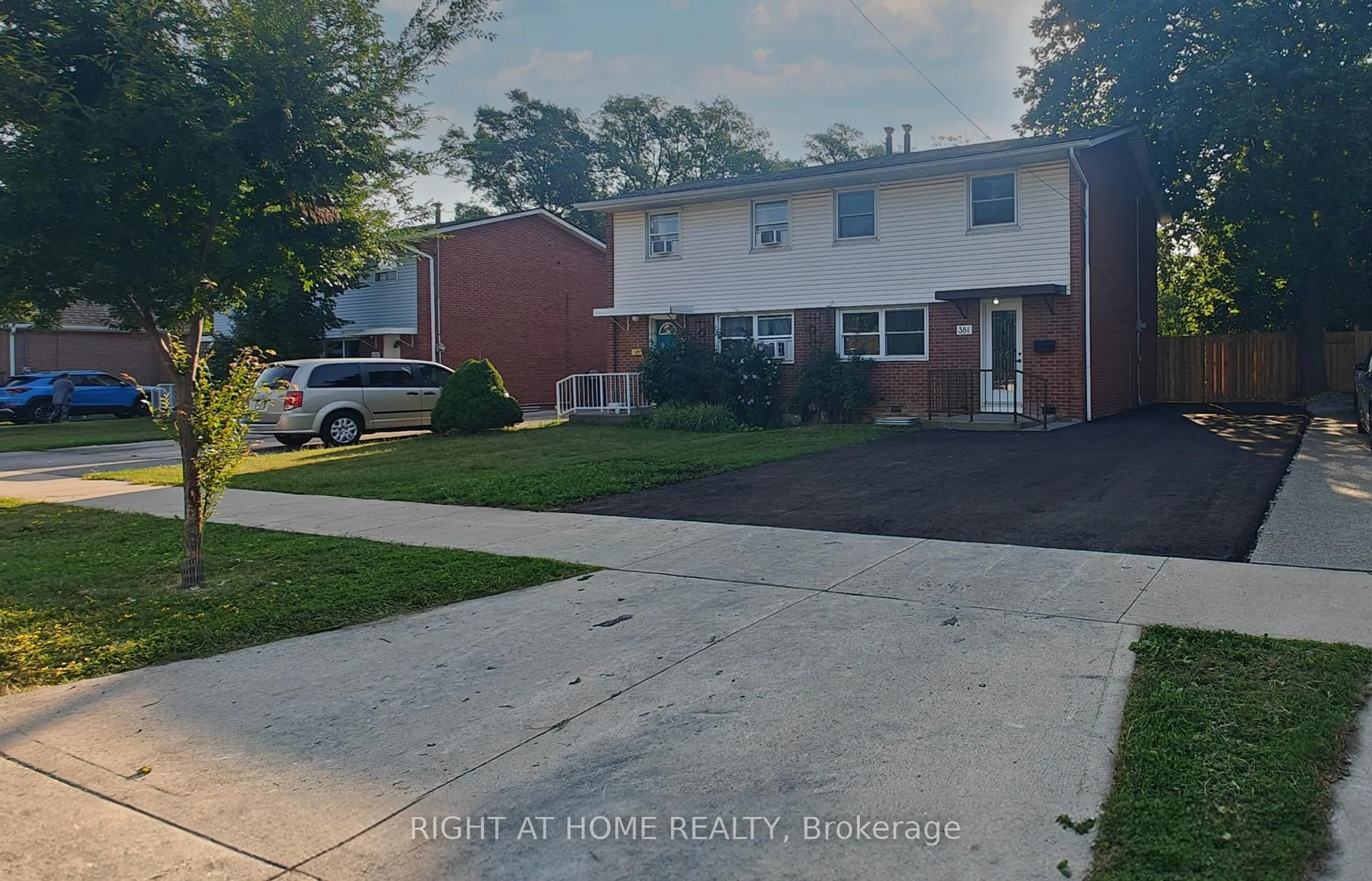 A pic from outside/outdoor area/front of a property/back of a property/a pic from drone, street for 381 East 23rd St, Hamilton Ontario L8V 2X5