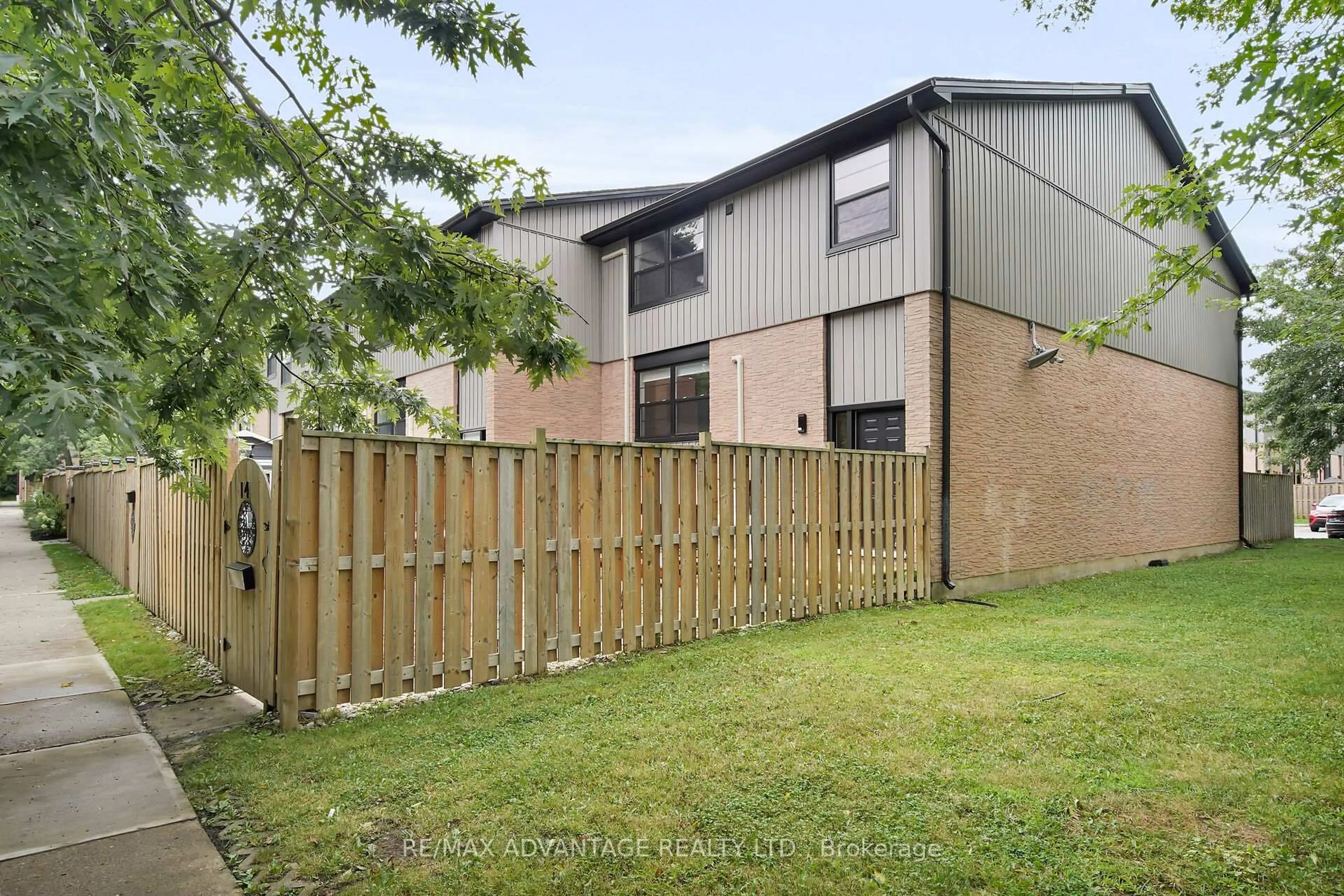 A pic from outside/outdoor area/front of a property/back of a property/a pic from drone, building for 105 Andover Dr #14, London South Ontario N6J 4B1