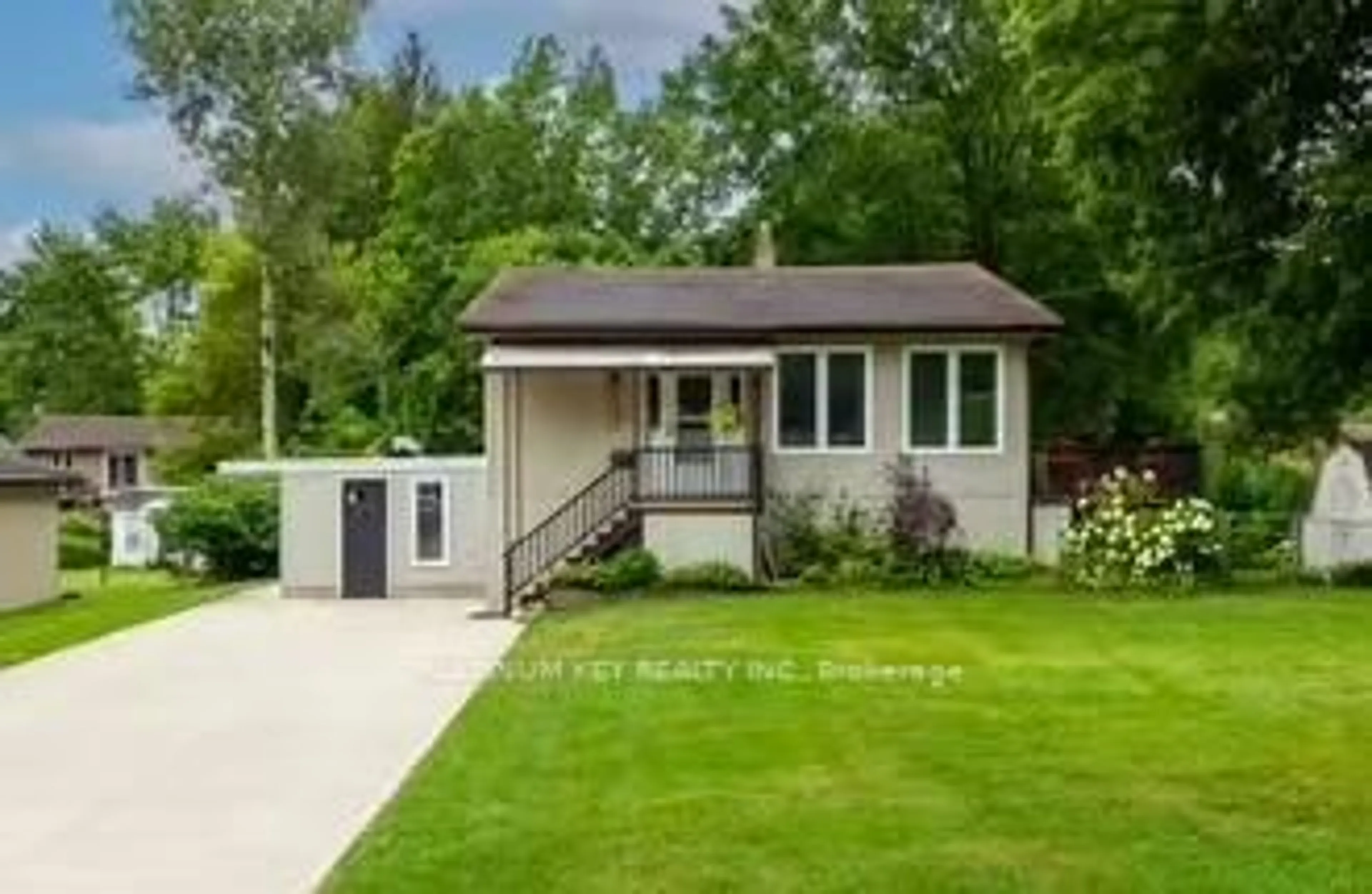 Home with vinyl exterior material, street for 2331 Wellington St, Strathroy-Caradoc Ontario N0L 1W0