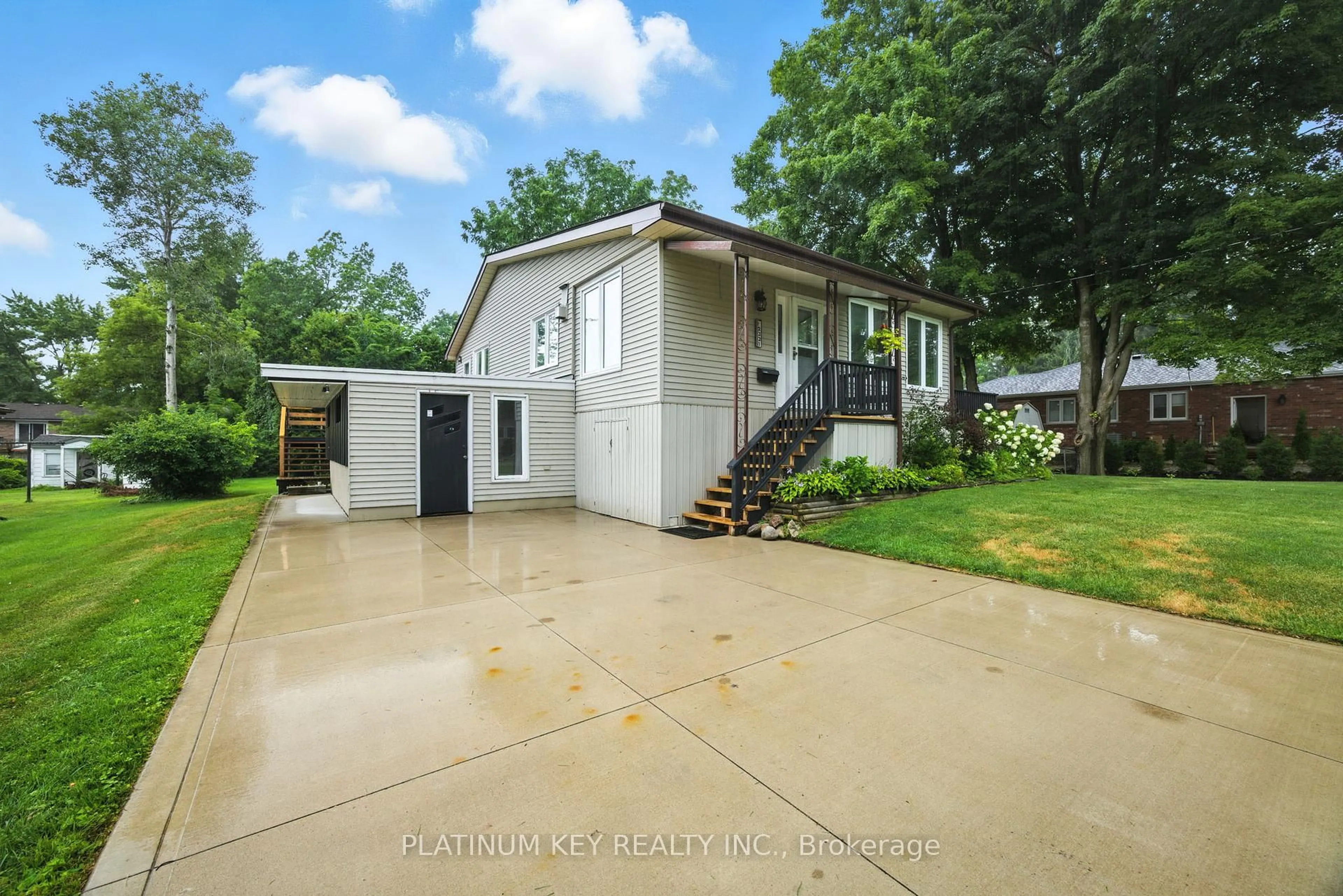 Home with vinyl exterior material, street for 2331 Wellington St, Strathroy-Caradoc Ontario N0L 1W0