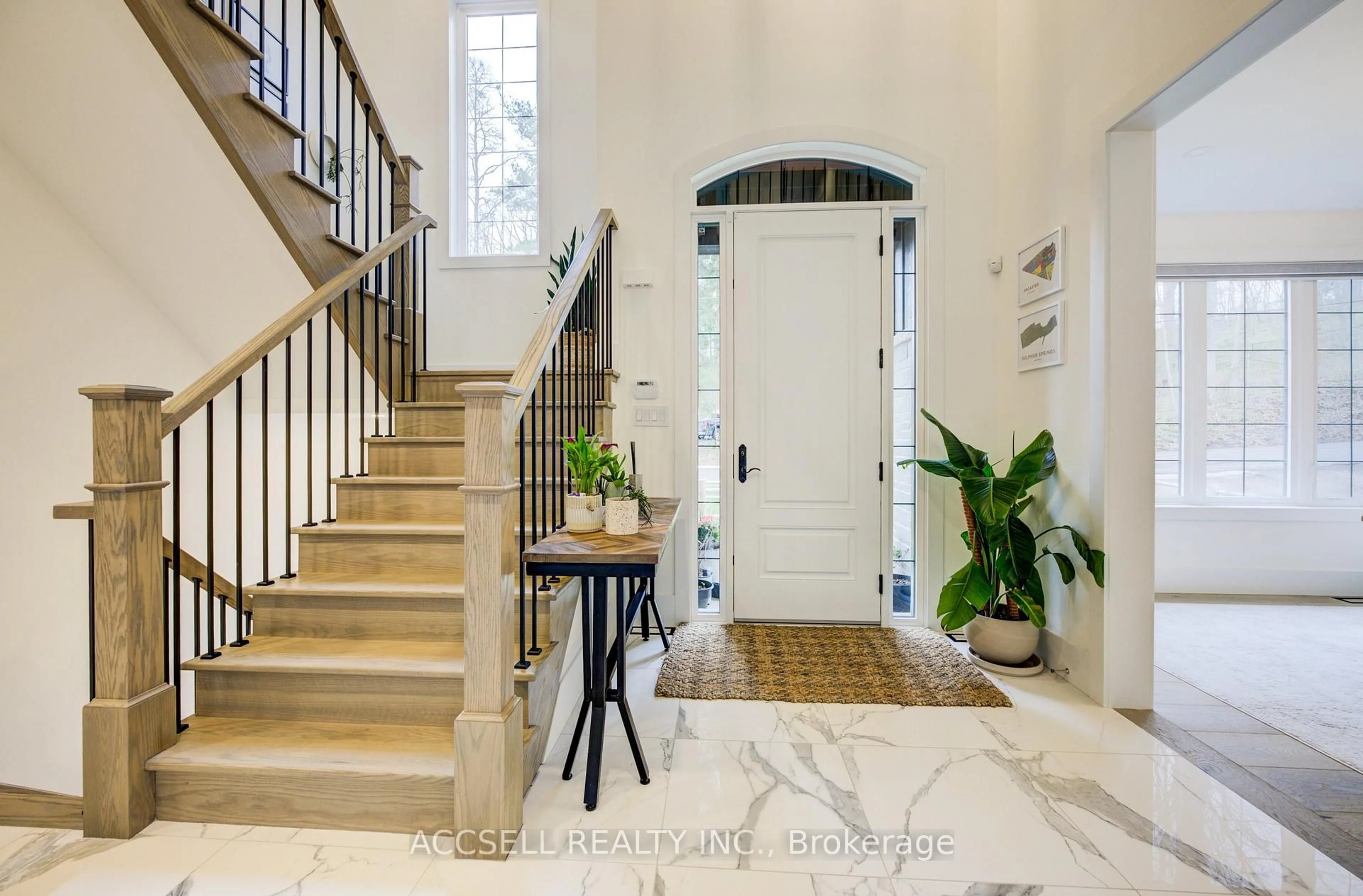 Indoor entryway for 1095 Mineral Springs Rd, Hamilton Ontario L9H 5E3