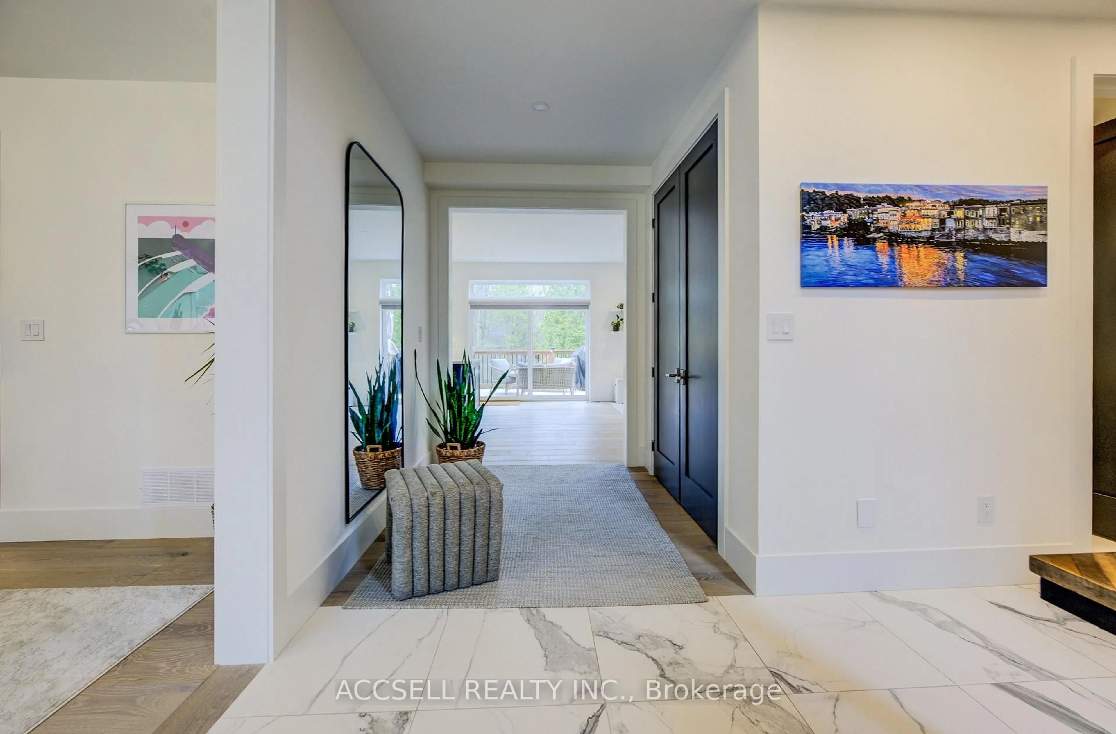 Indoor entryway for 1095 Mineral Springs Rd, Hamilton Ontario L9H 5E3