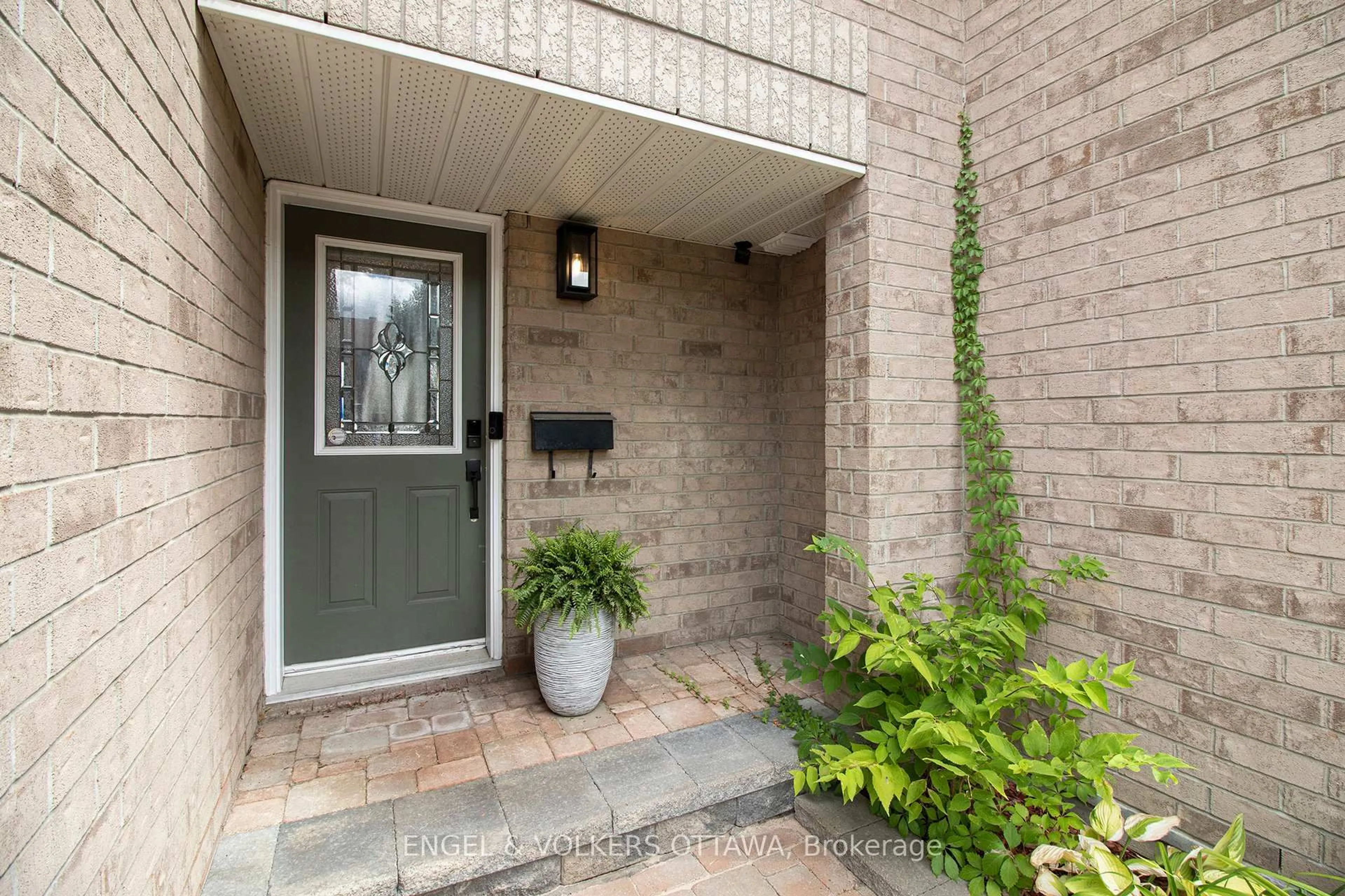 Indoor entryway for 2047 Dorima St, Ottawa Ontario K4A 4E8