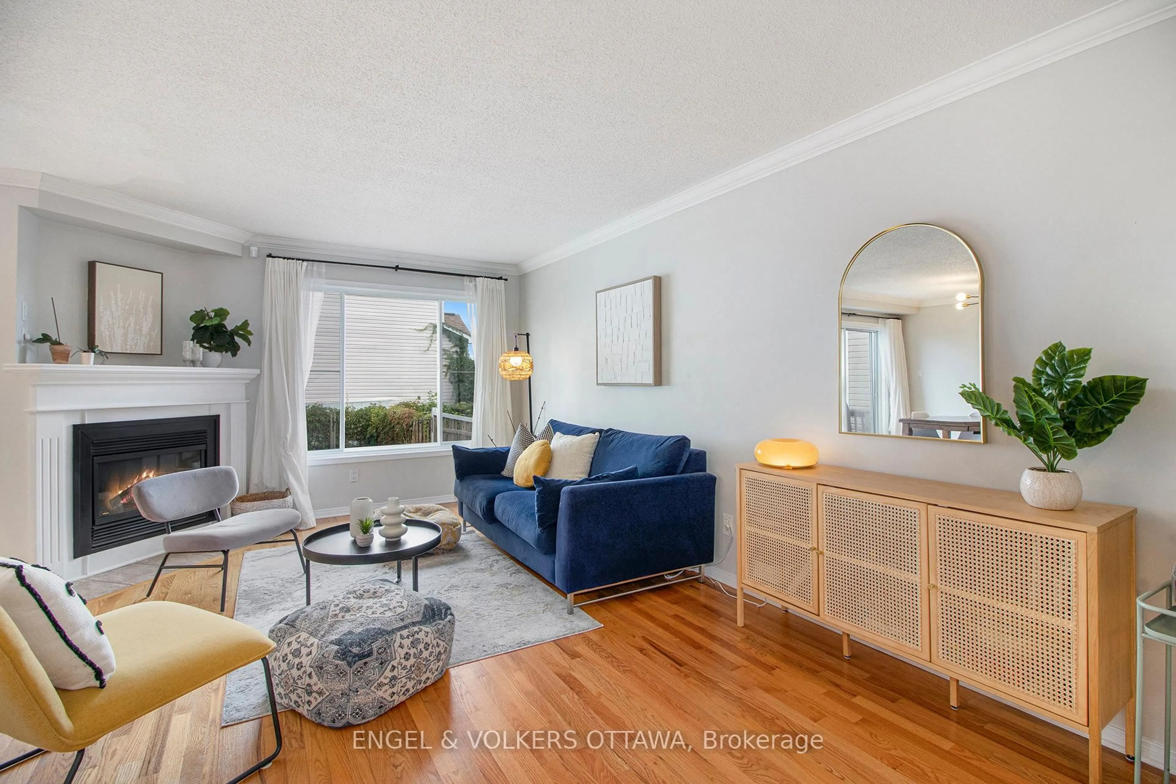 Living room with furniture, unknown for 2047 Dorima St, Ottawa Ontario K4A 4E8