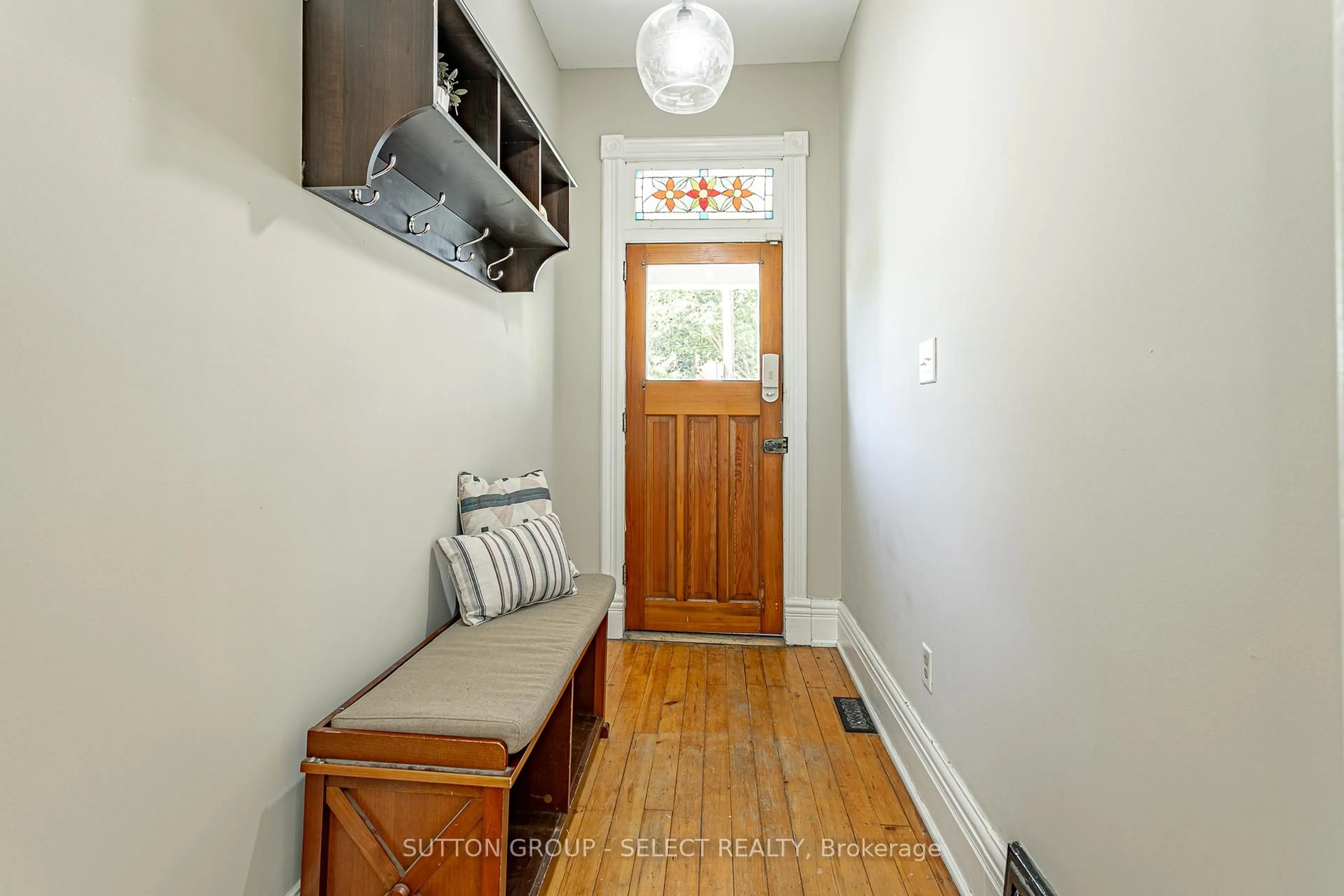 Indoor entryway for 716 WILLIAM St, London East Ontario N5Y 2R4