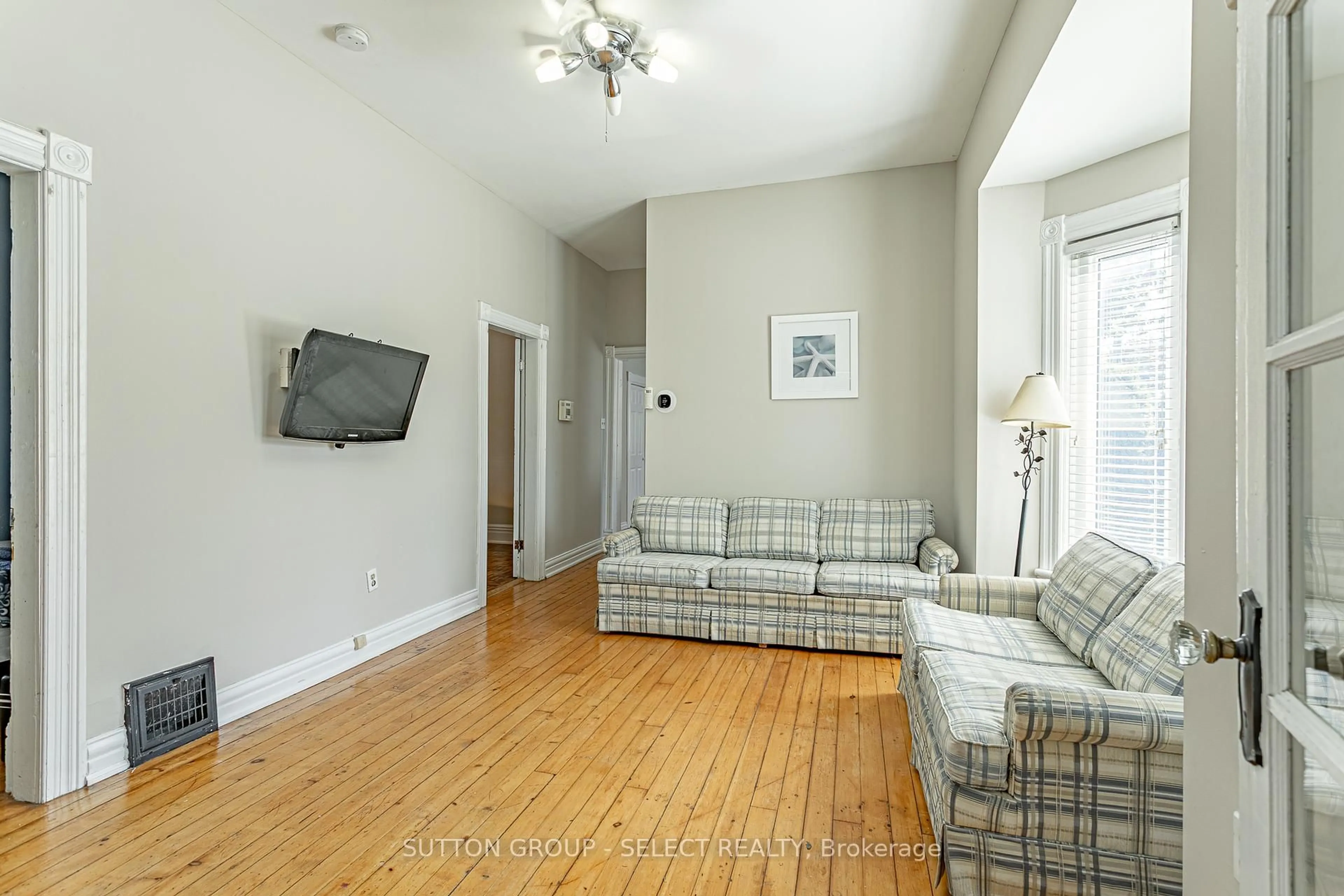 Living room with furniture, unknown for 716 WILLIAM St, London East Ontario N5Y 2R4
