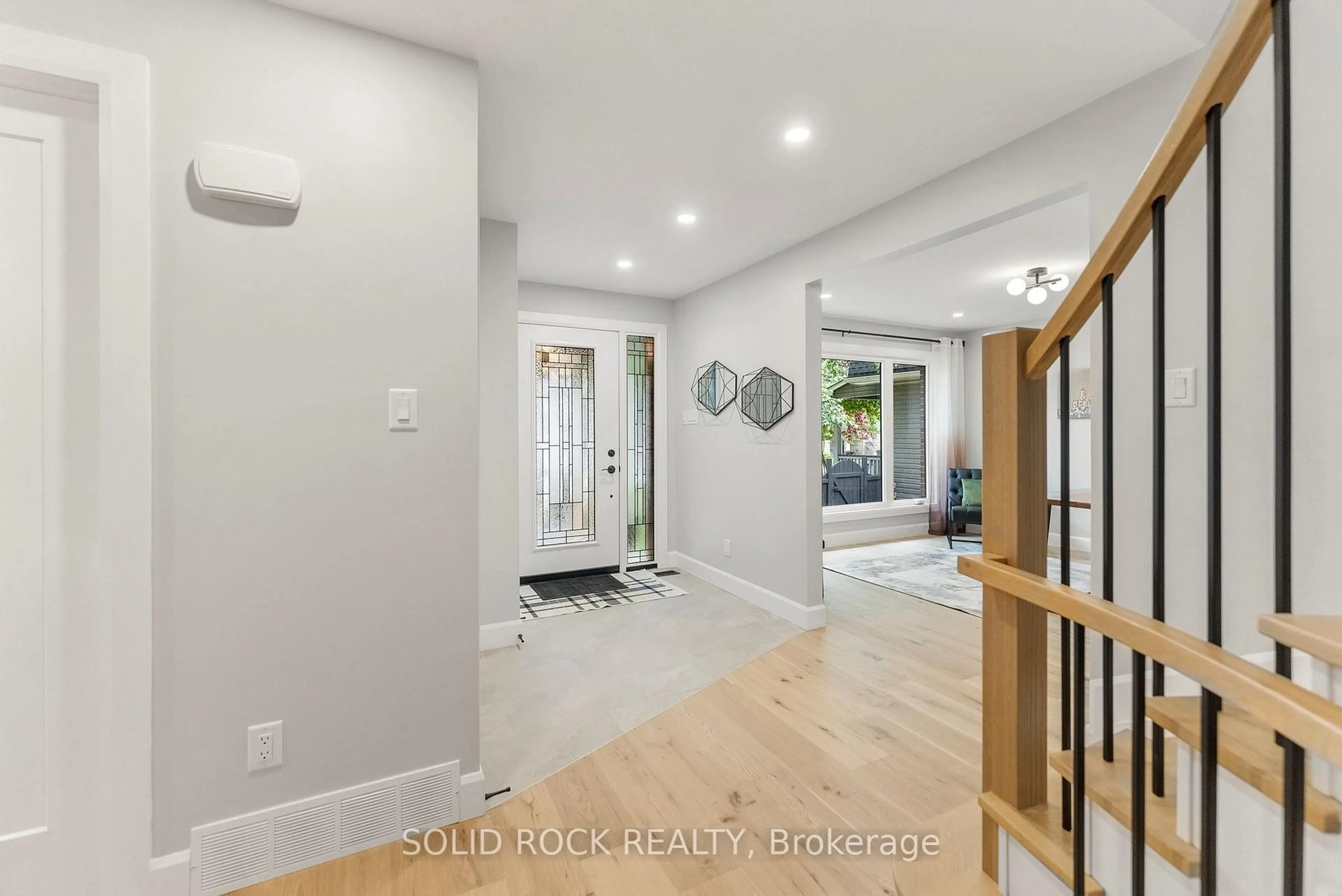 Indoor entryway for 210 Carleton Ave, Ottawa Ontario K1Y 0J3