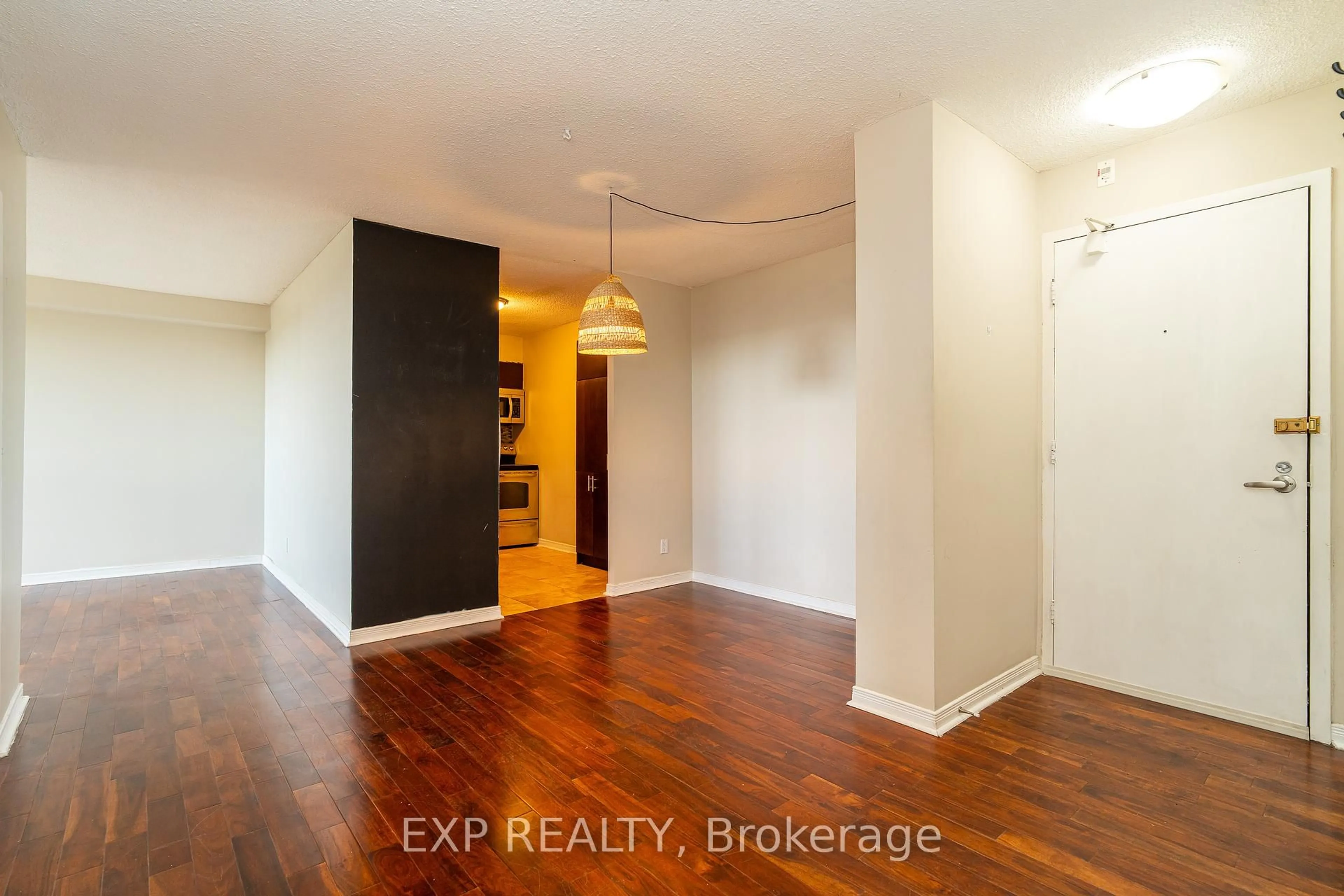Indoor entryway for 900 Dynes #2107, Ottawa Ontario K2C 3L6