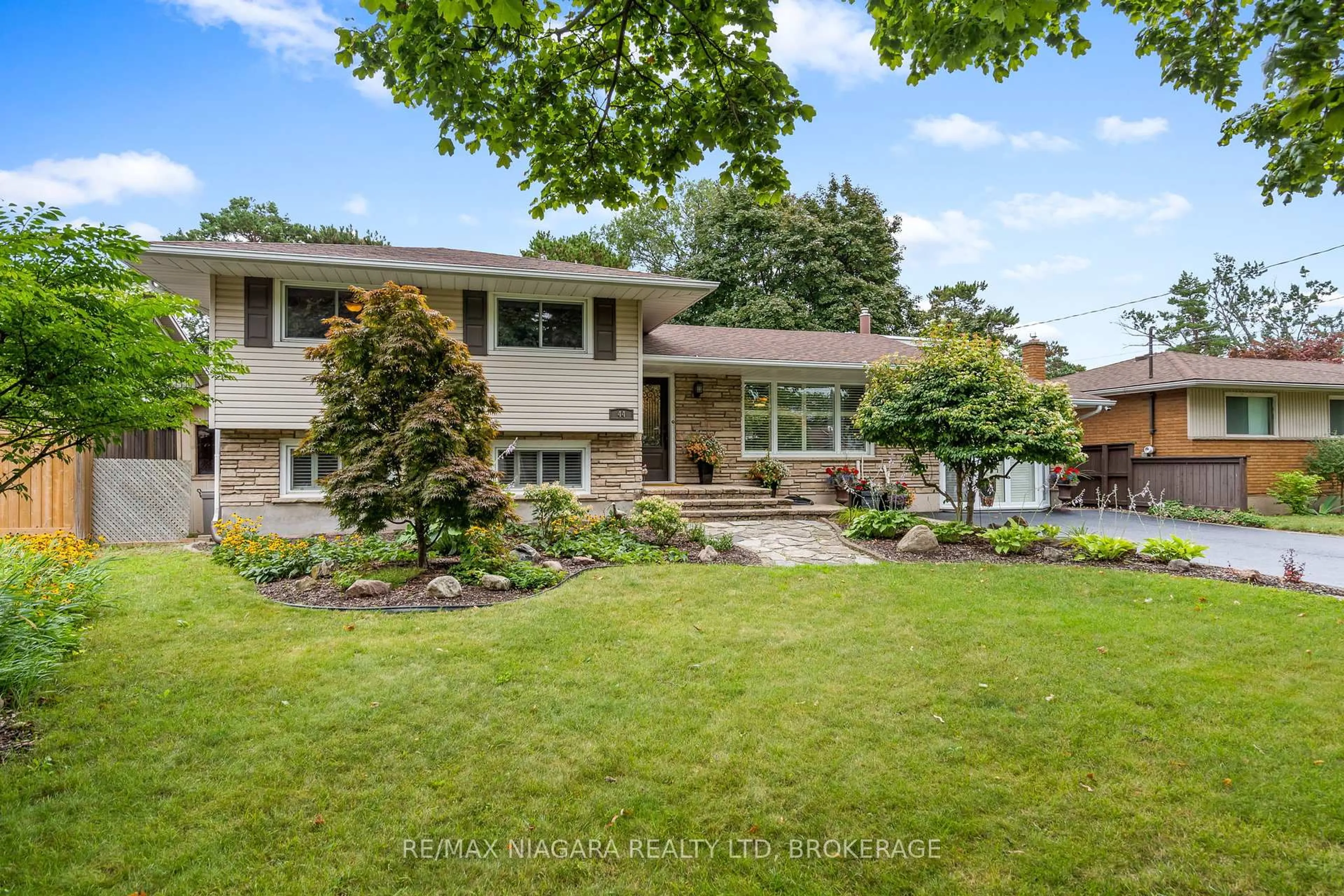 Home with vinyl exterior material, street for 44 Lockview Cres, St. Catharines Ontario L2M 2T3