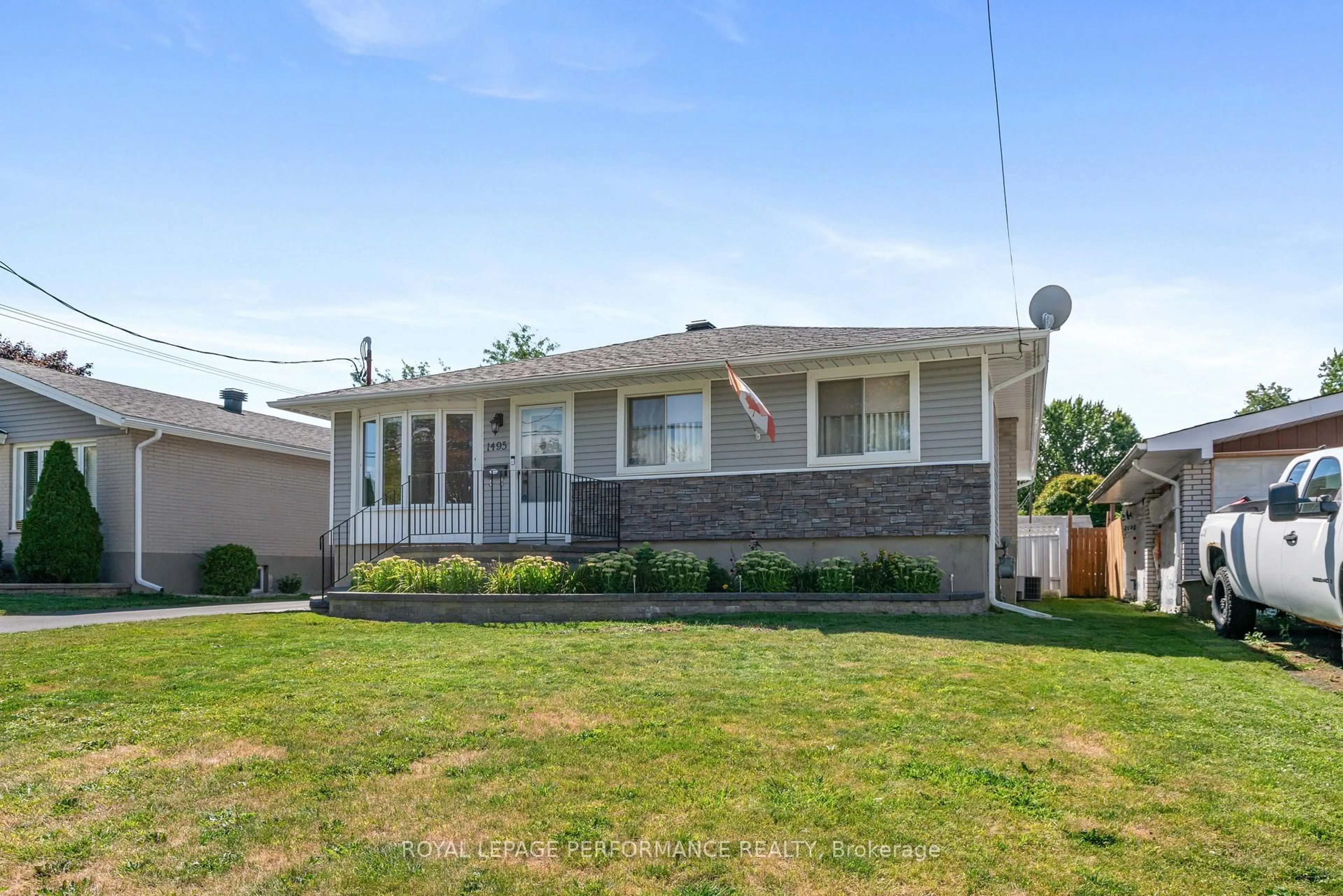 Home with vinyl exterior material, street for 1495 Holy Cross Blvd, Cornwall Ontario K6H 2W9