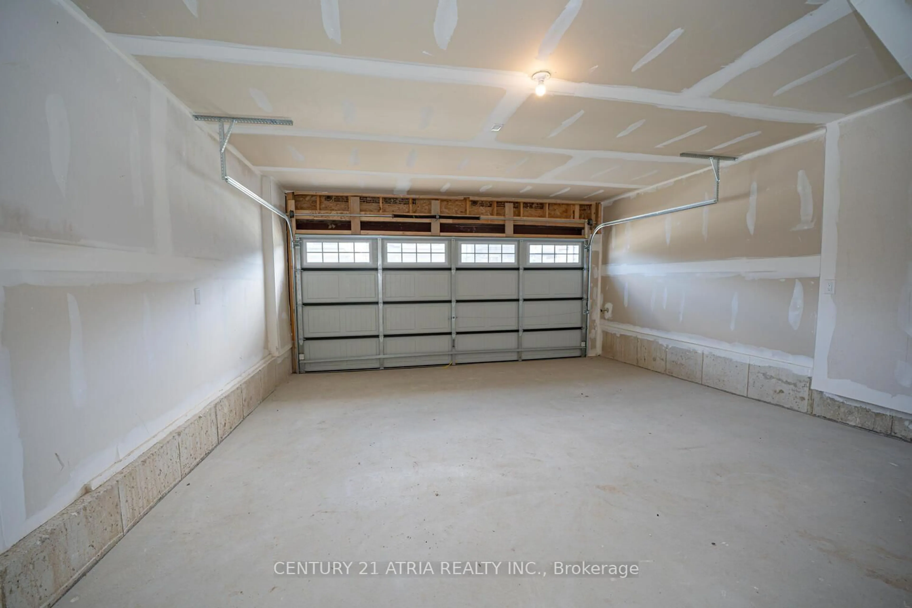 Indoor garage for 9 Ever Sweet Way, Thorold Ontario L2E 6S4