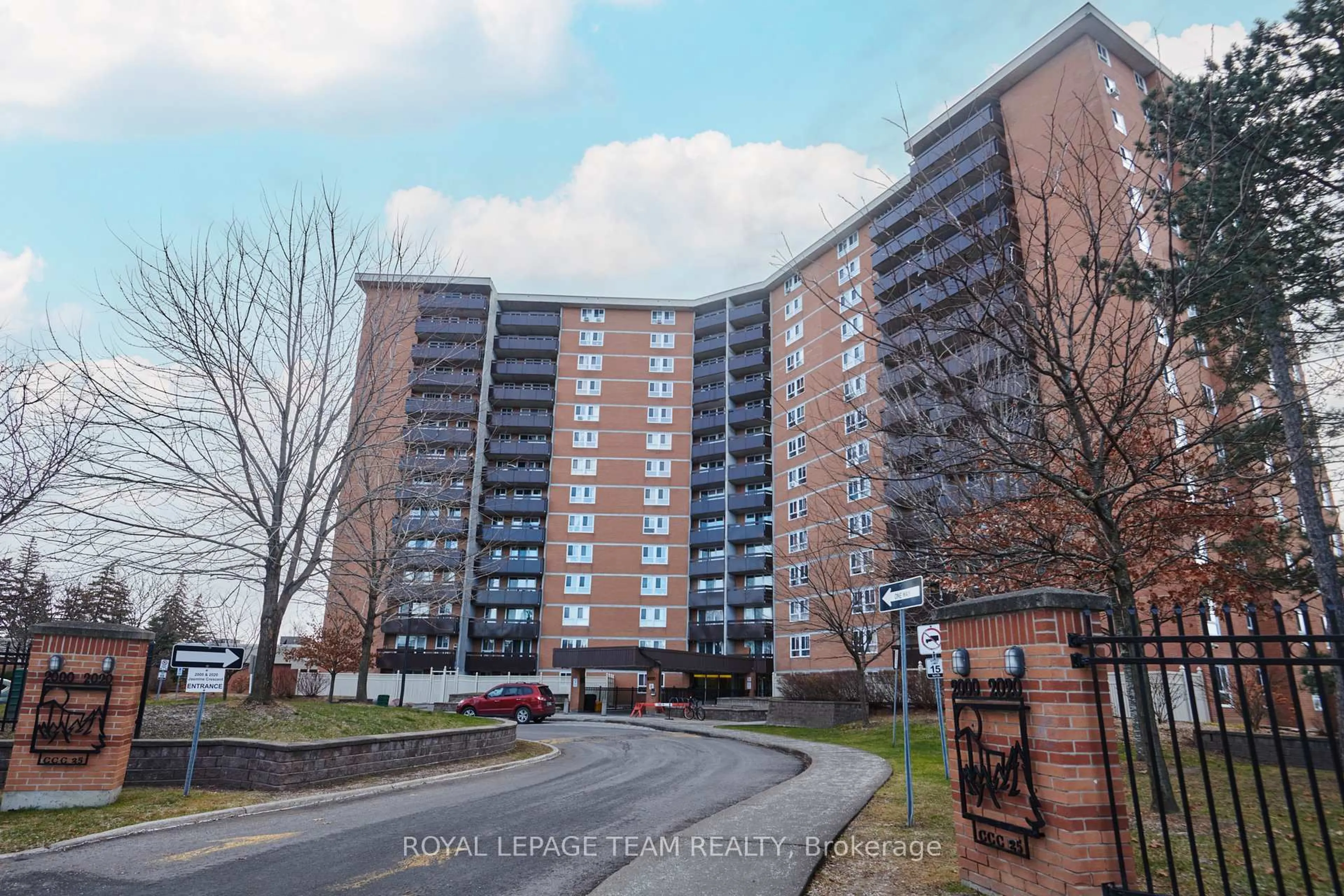 A pic from outside/outdoor area/front of a property/back of a property/a pic from drone, street for 2000 Jasmine Cres #811, Ottawa Ontario K1J 8K4