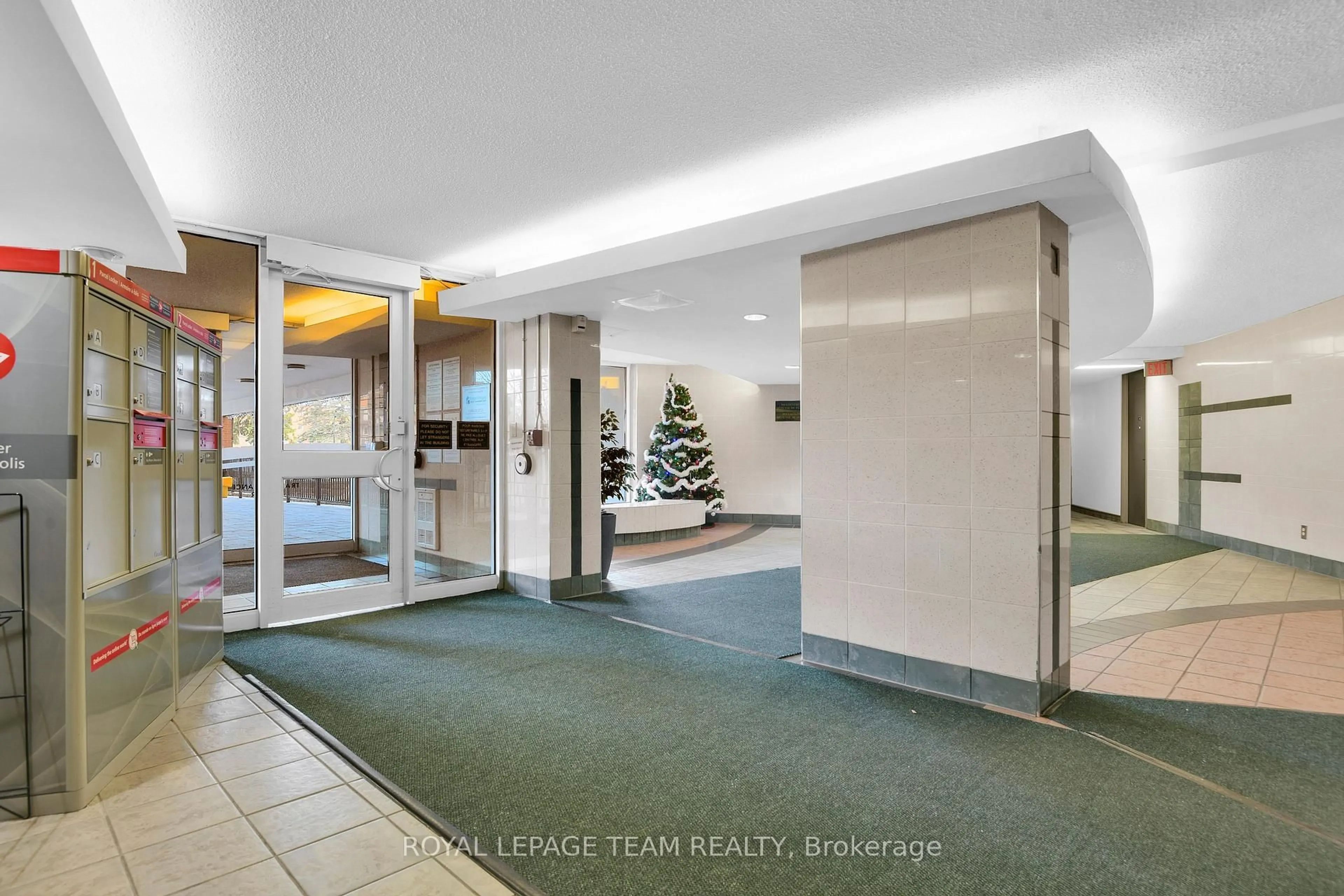 Indoor foyer for 2000 Jasmine Cres #811, Ottawa Ontario K1J 8K4