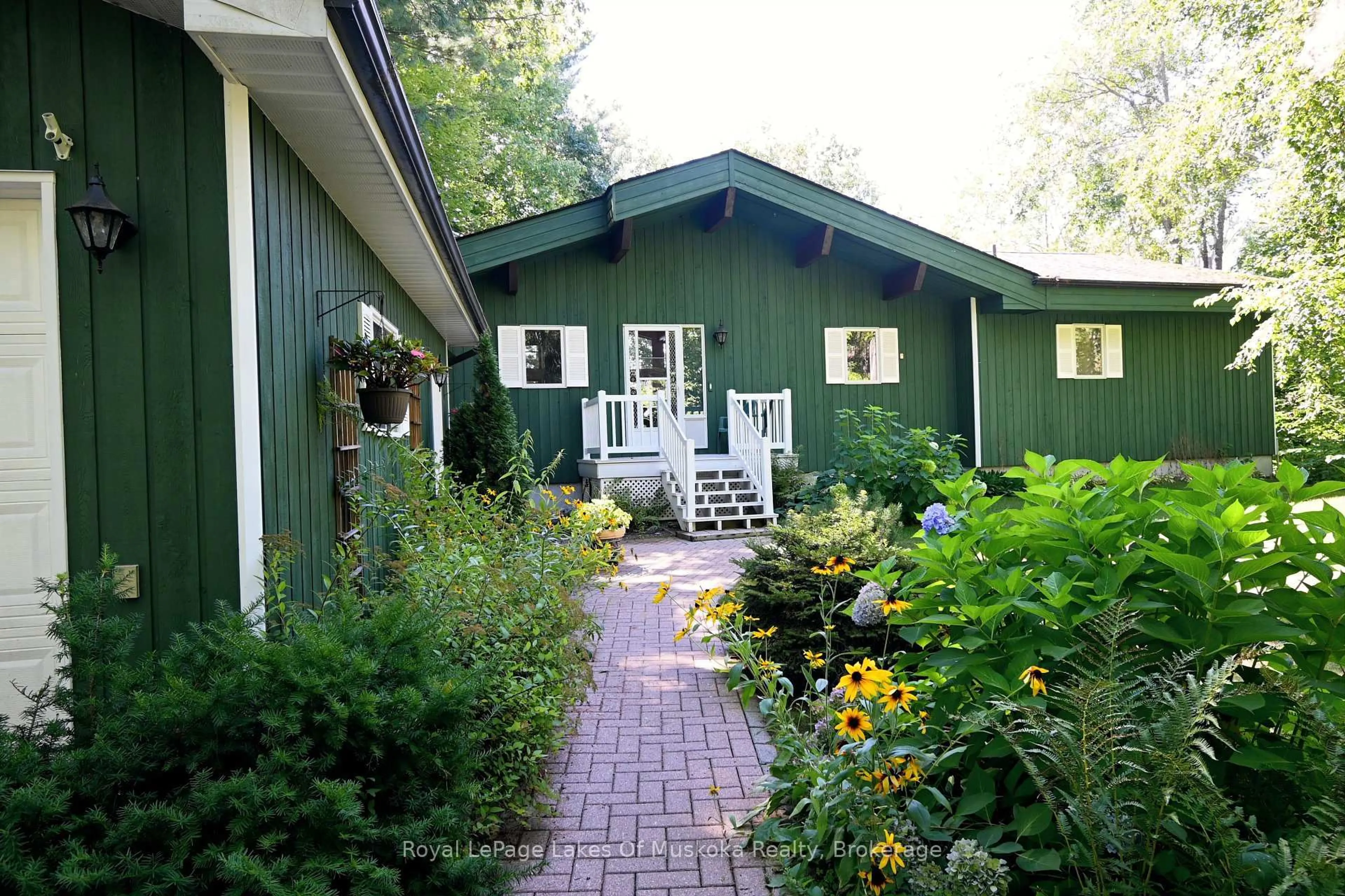 Patio, street for 1070 Spence Lake Rd, Bracebridge Ontario P1L 1X1