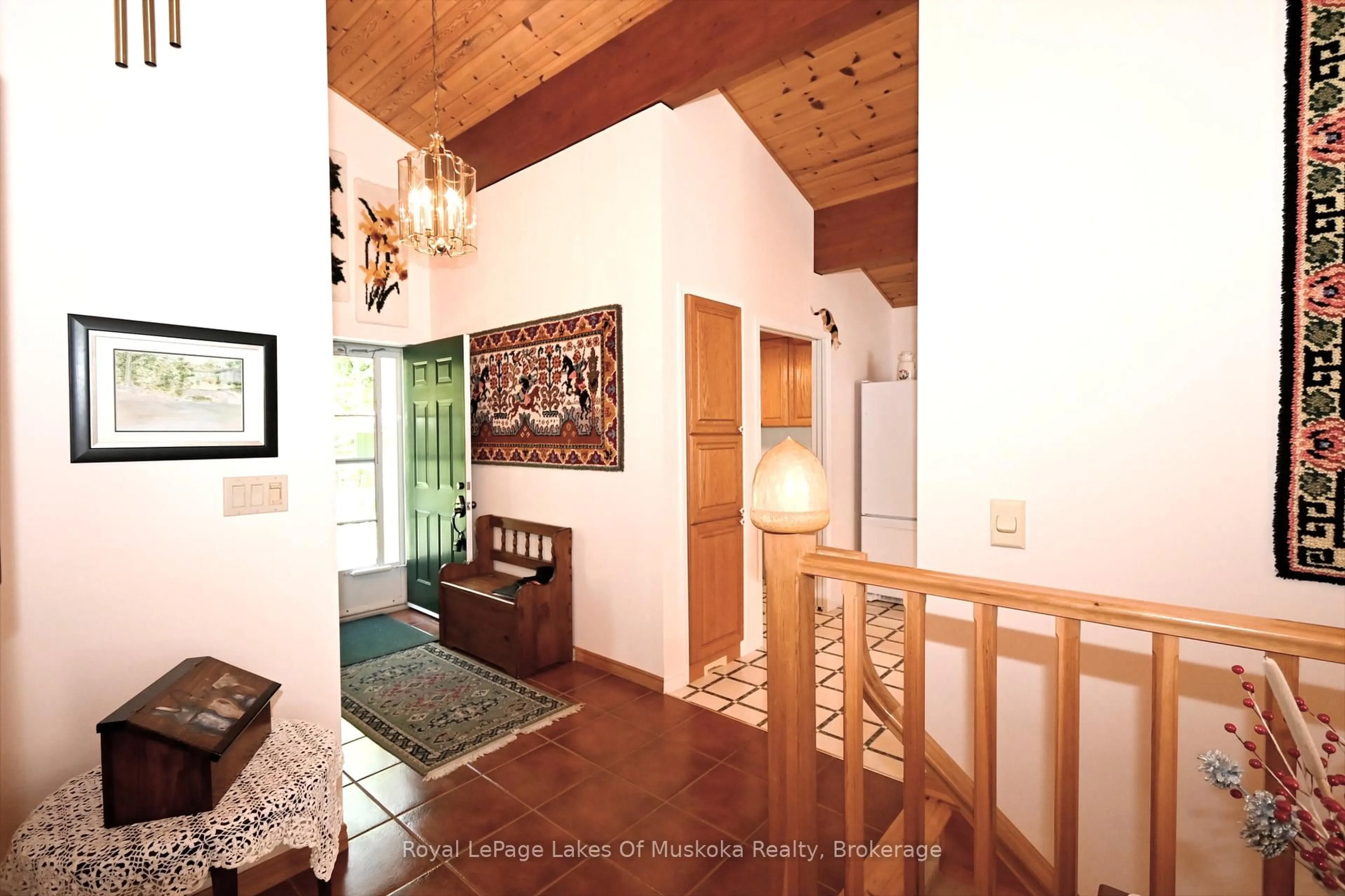 Indoor entryway for 1070 Spence Lake Rd, Bracebridge Ontario P1L 1X1