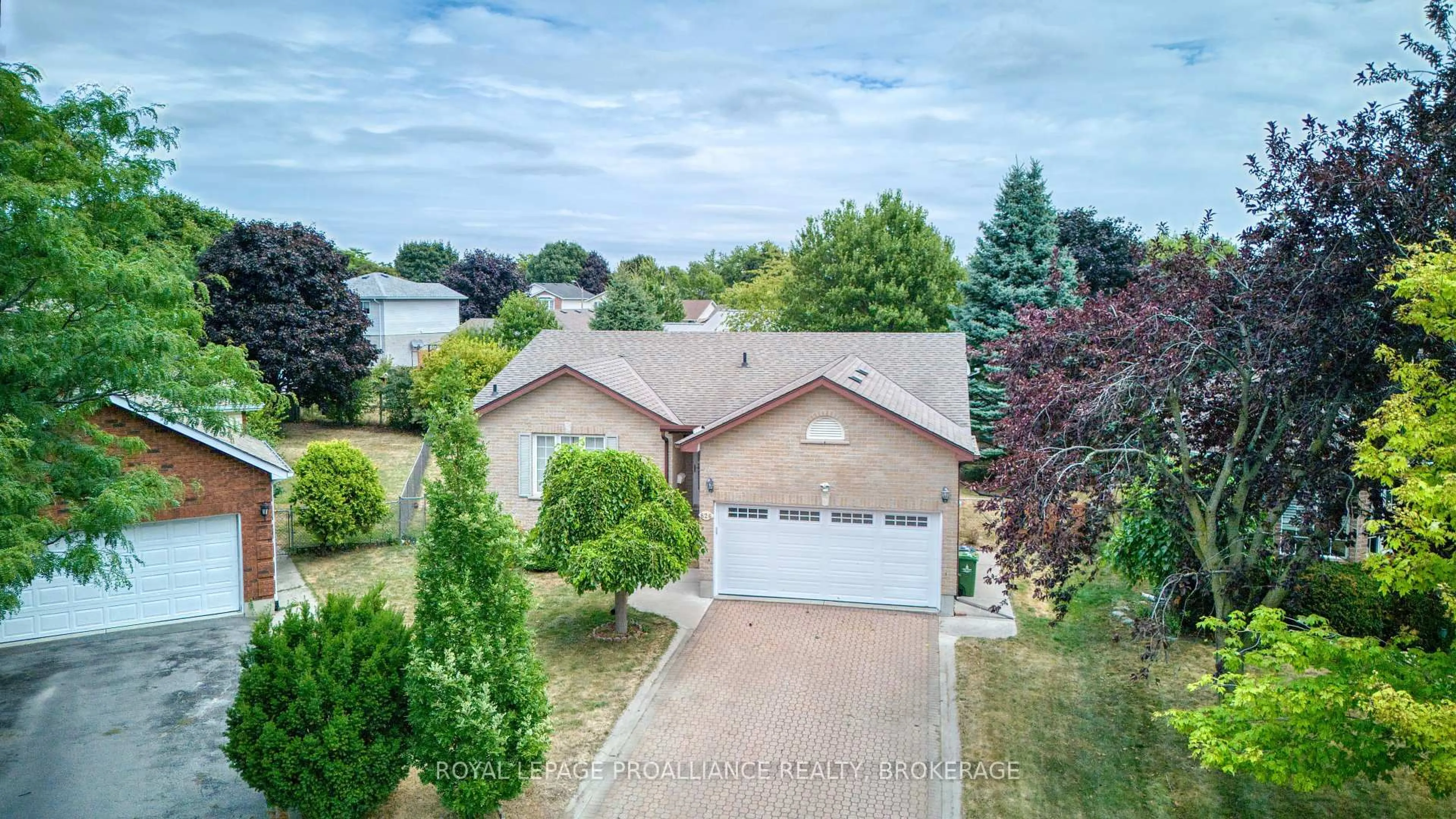 A pic from outside/outdoor area/front of a property/back of a property/a pic from drone, street for 826 Bexley Gate, Kingston Ontario K7M 8W7