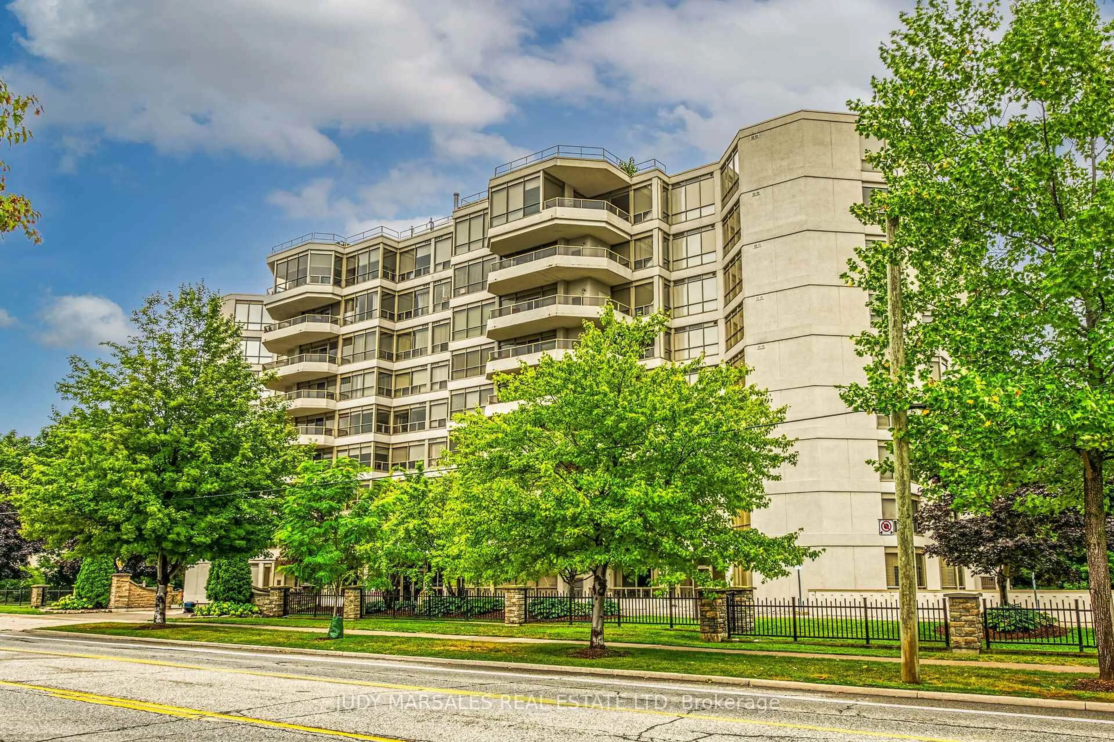 Unknown for 1770 Main St #105, Hamilton Ontario L8S 1H1