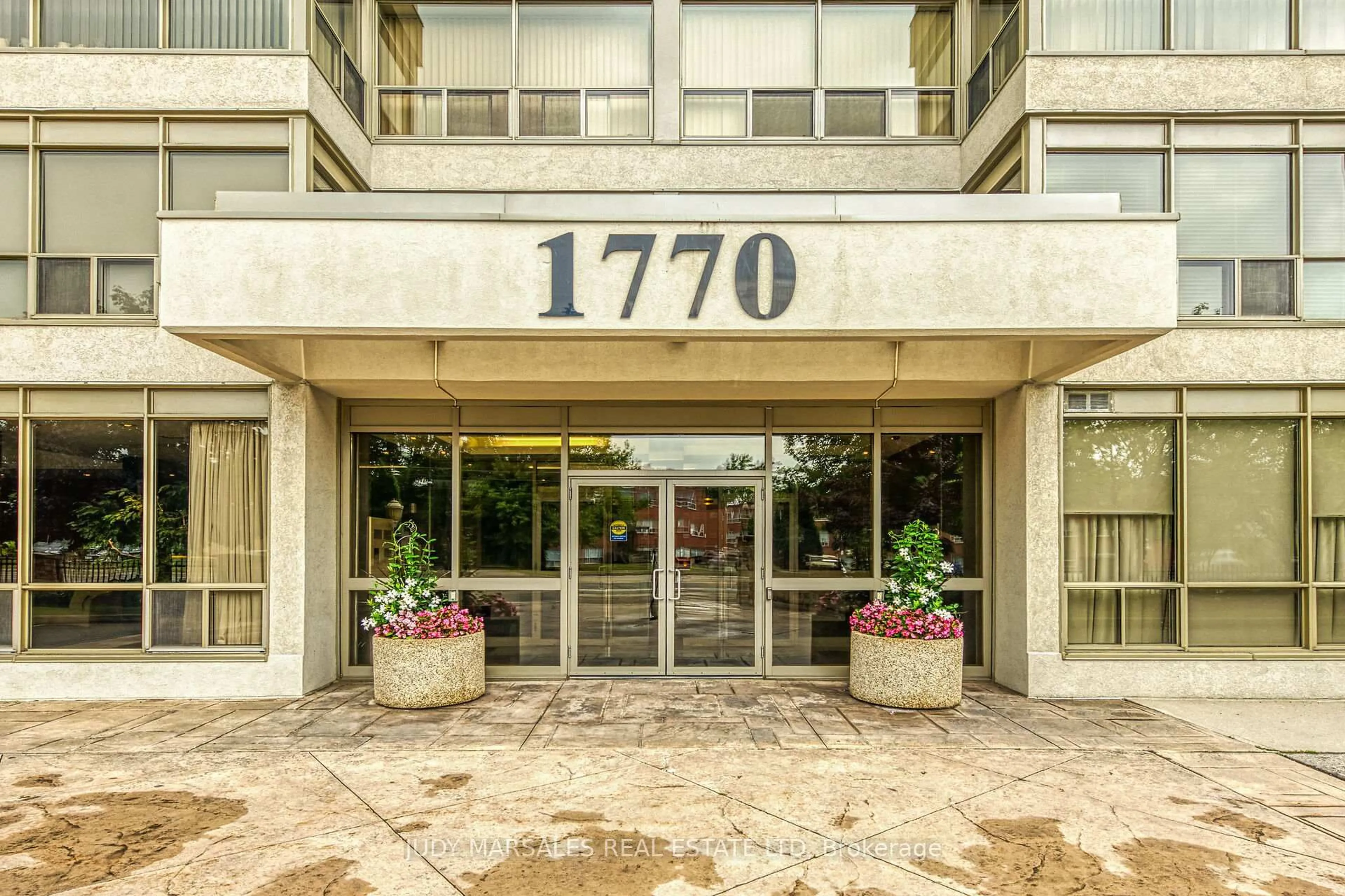 Indoor foyer for 1770 Main St #105, Hamilton Ontario L8S 1H1