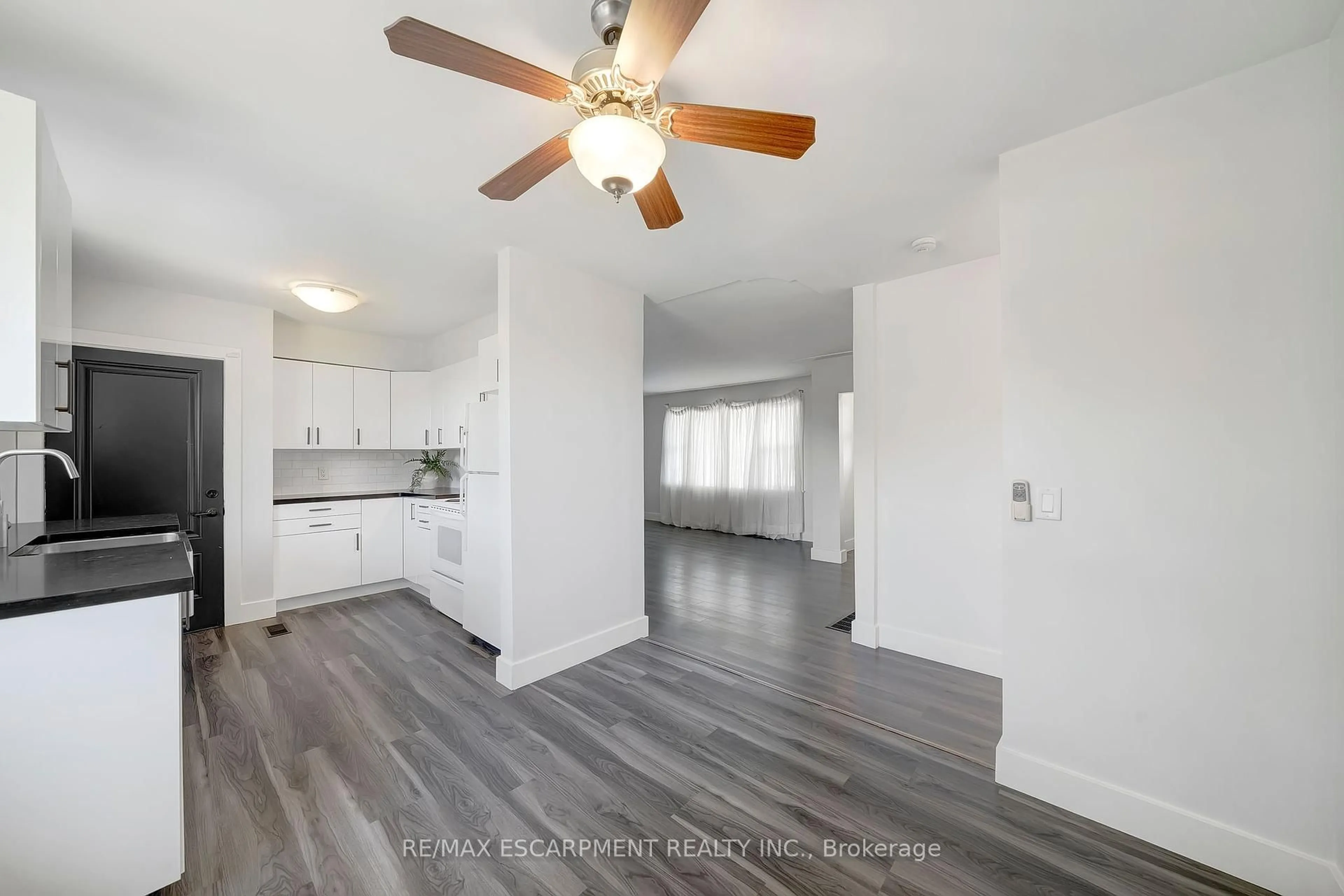 Open concept kitchen, wood/laminate floor for 167 Miles Rd, Hamilton Ontario L8W 1E2