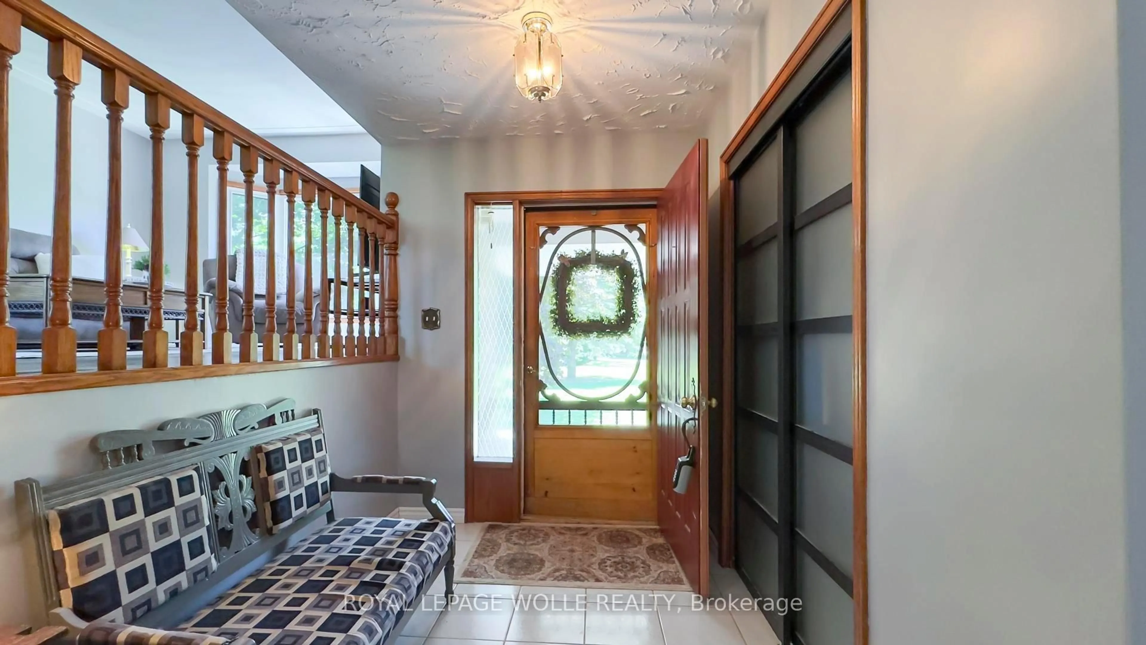 Indoor foyer for 1061 Henry St, Wellesley Ontario N0B 2T0