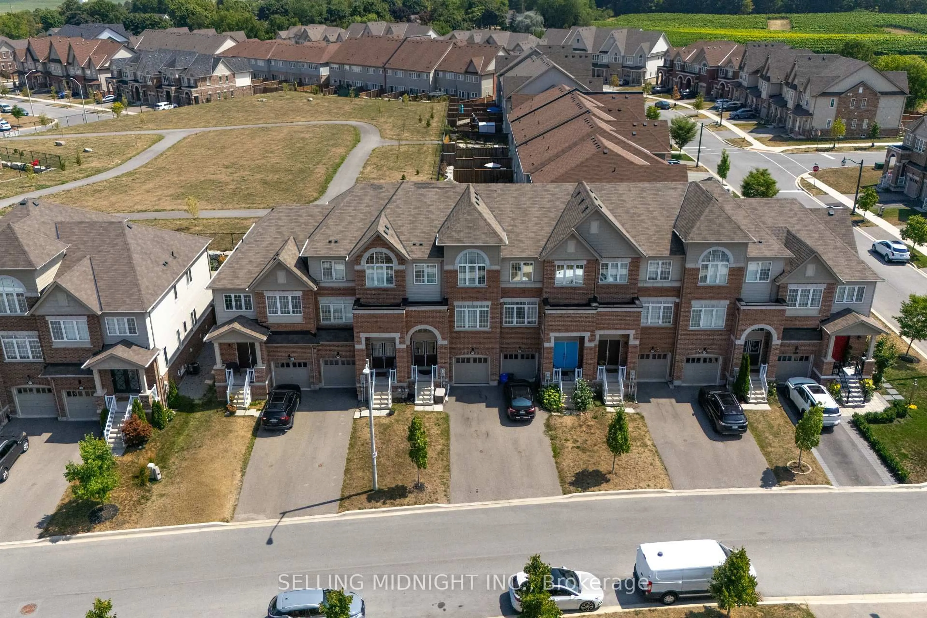 A pic from outside/outdoor area/front of a property/back of a property/a pic from drone, street for 4020 Fracchioni Dr, Lincoln Ontario L3J 0R8