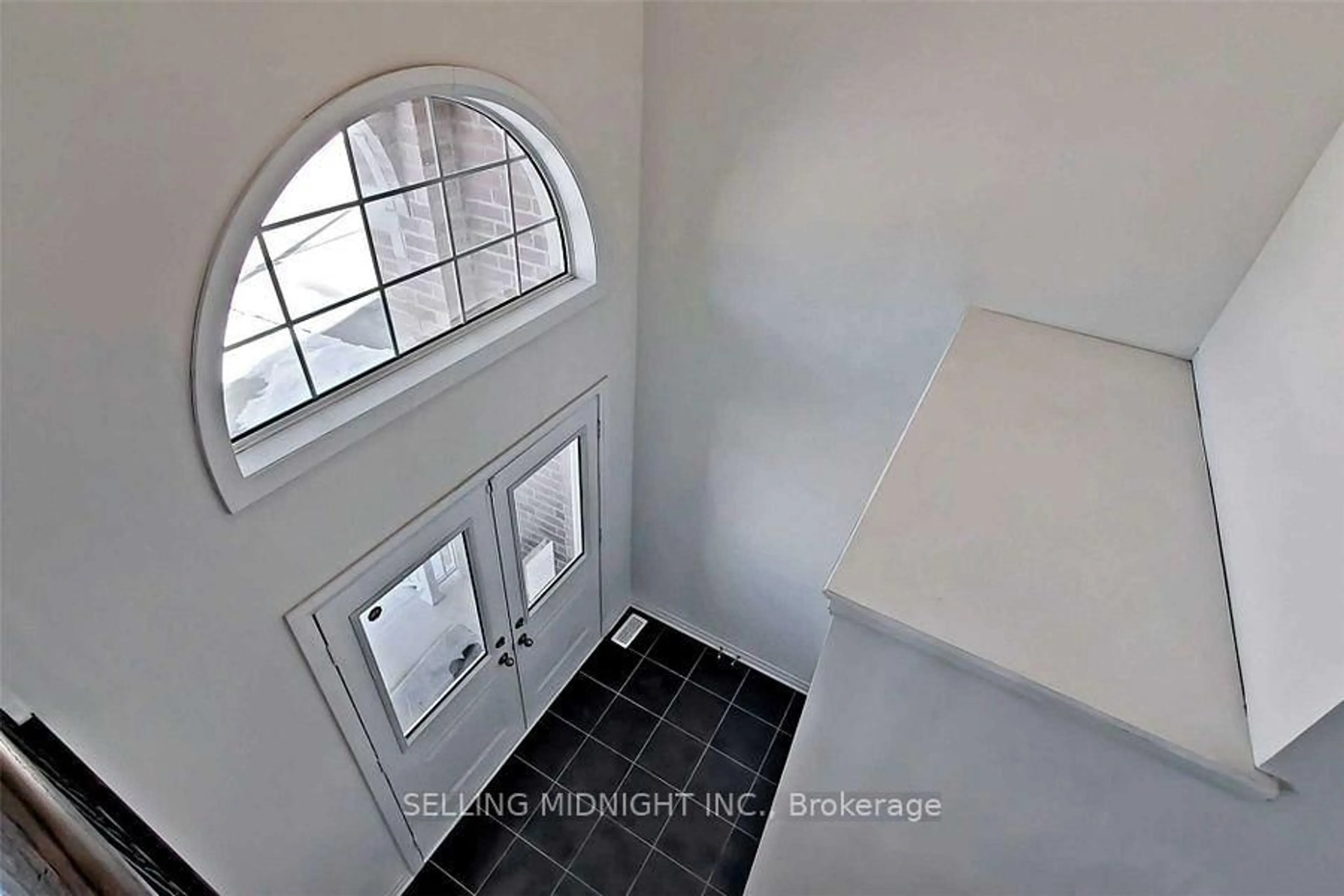 Indoor entryway for 4020 Fracchioni Dr, Lincoln Ontario L3J 0R8
